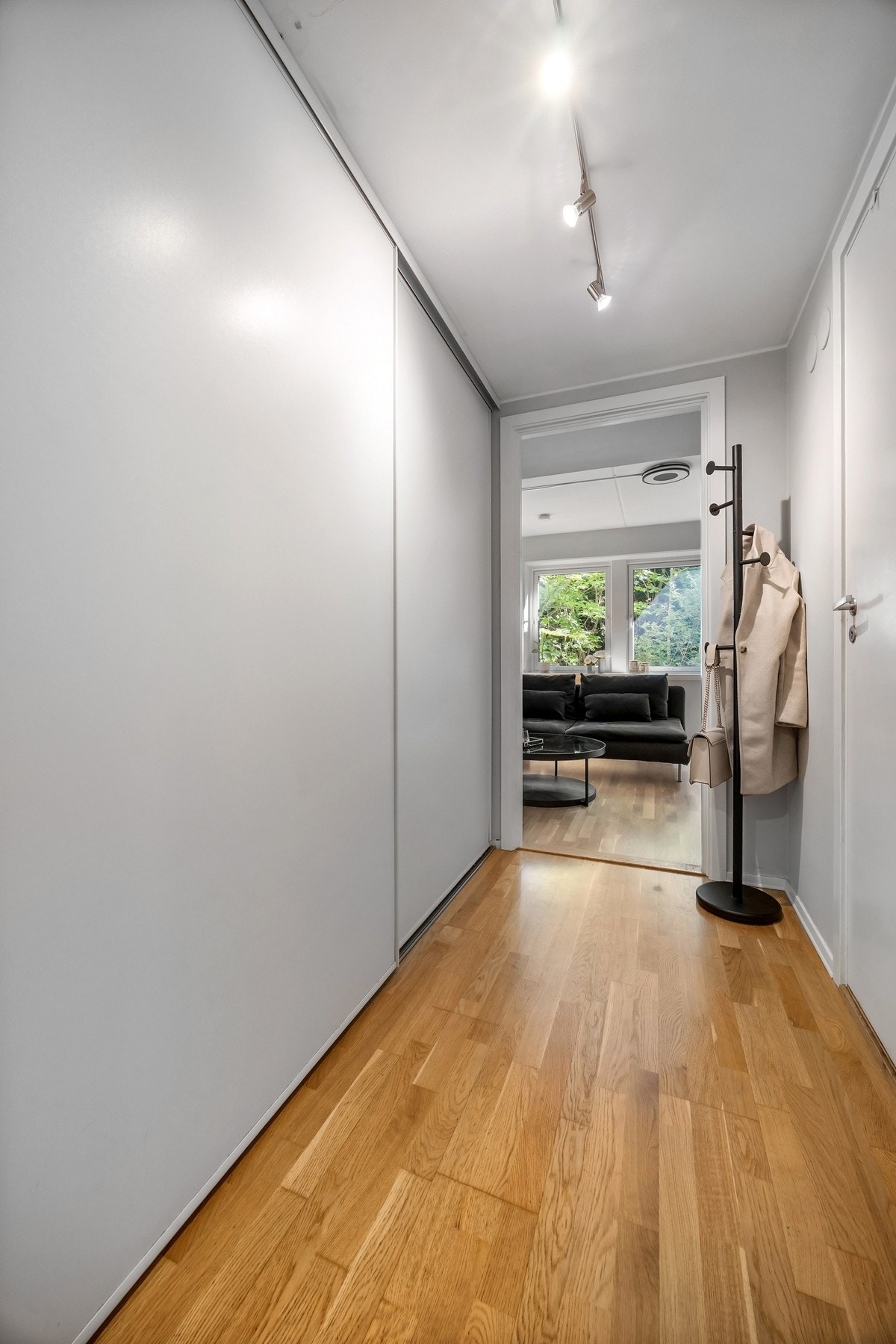 Stor skyvedørsgarderobe i entré. Galleribilde