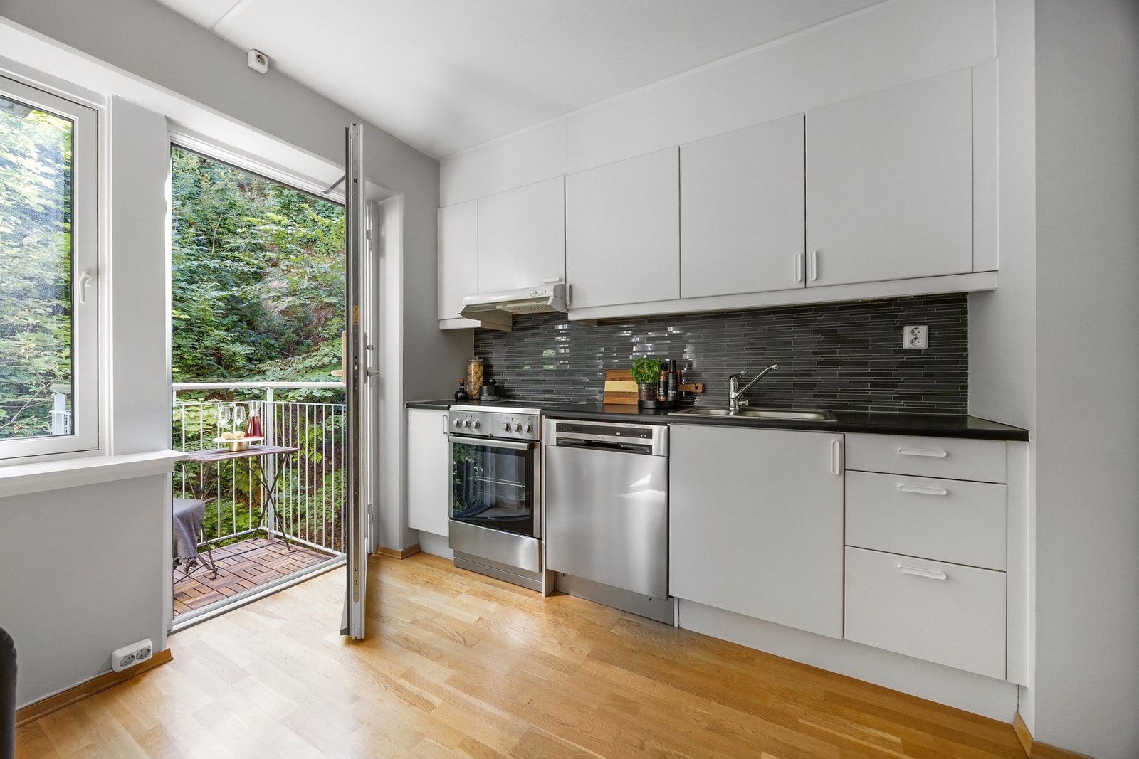 Kjøkkenventilator med avtrekk via balansert ventilasjonsanlegg. Galleribilde