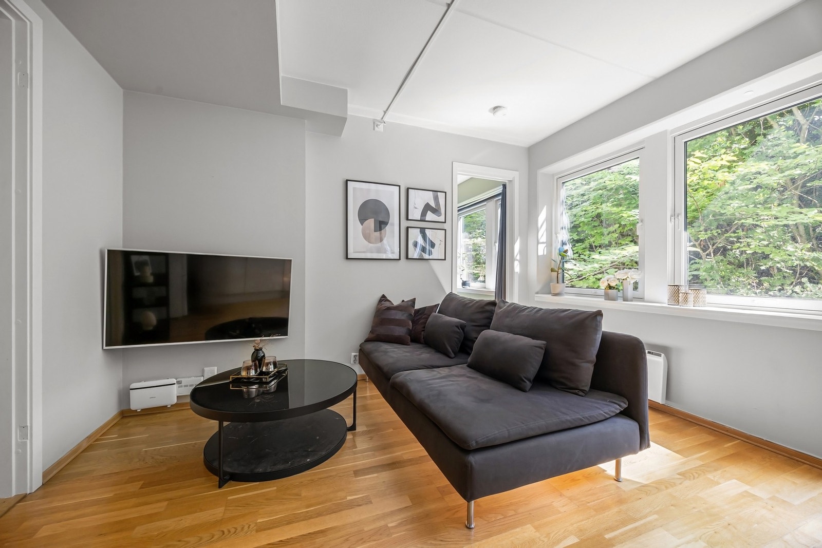 Smart innredet med uttrekkbart tv-oppheng. Galleribilde