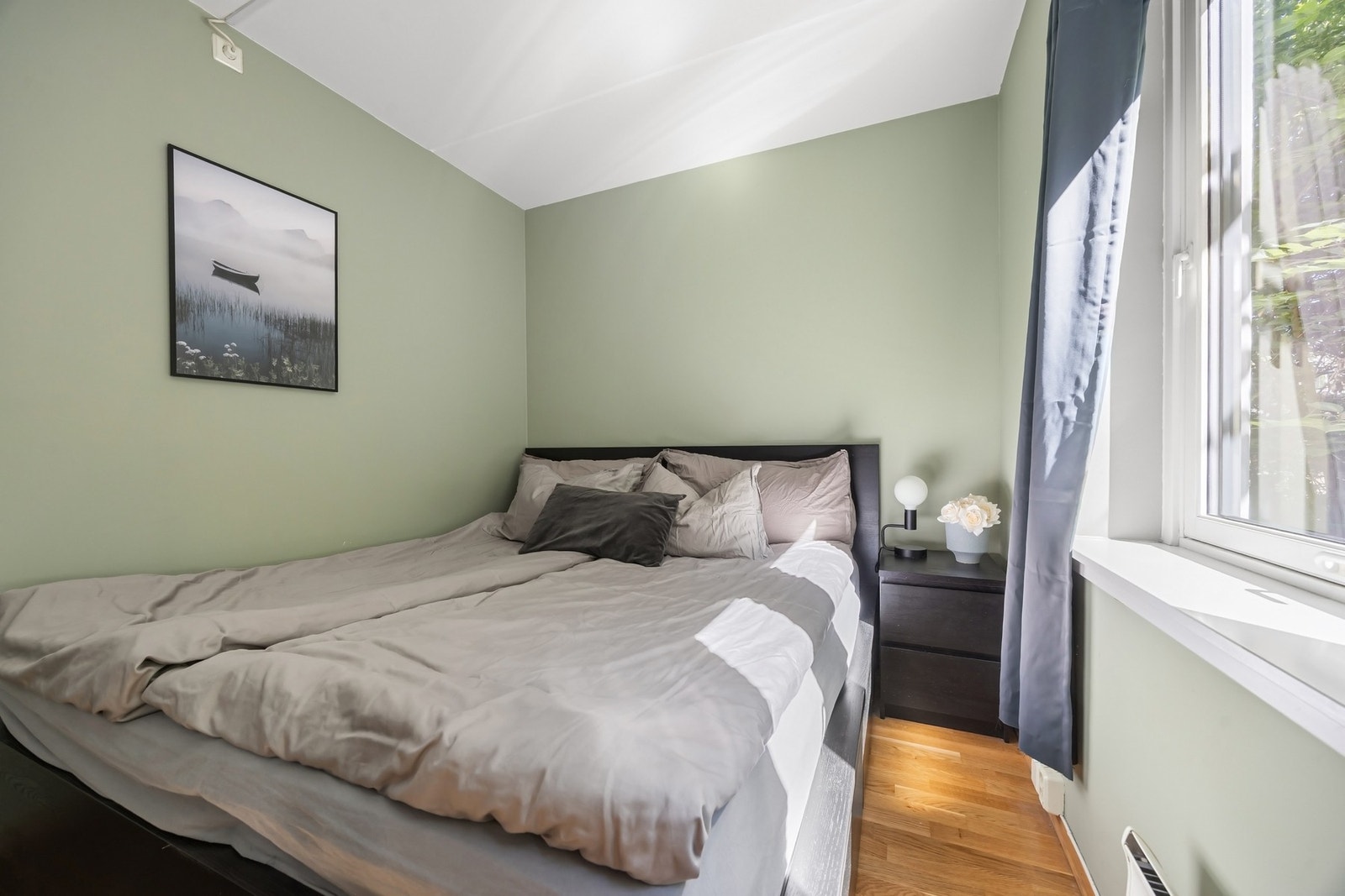 Soverommet er i dag innredet med 1.80 m bred seng. Galleribilde