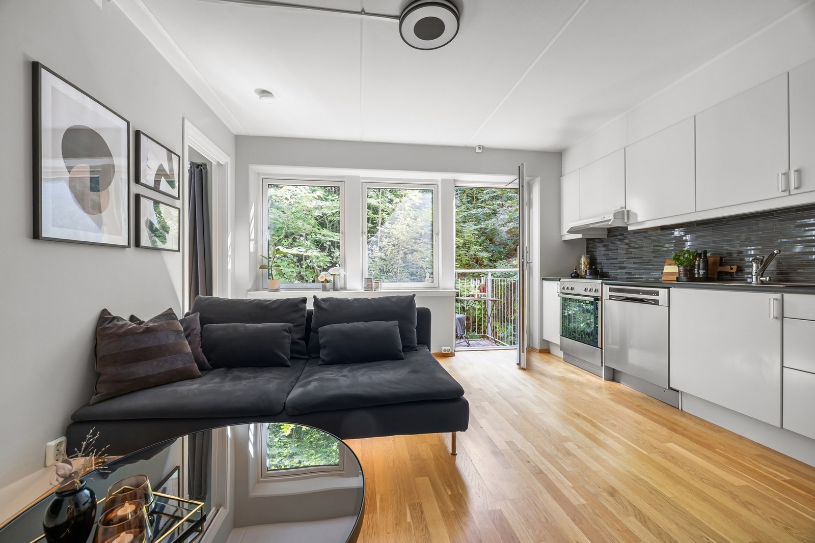 Store vindusflater sørger for godt med naturlig lysinnslipp. Galleribilde