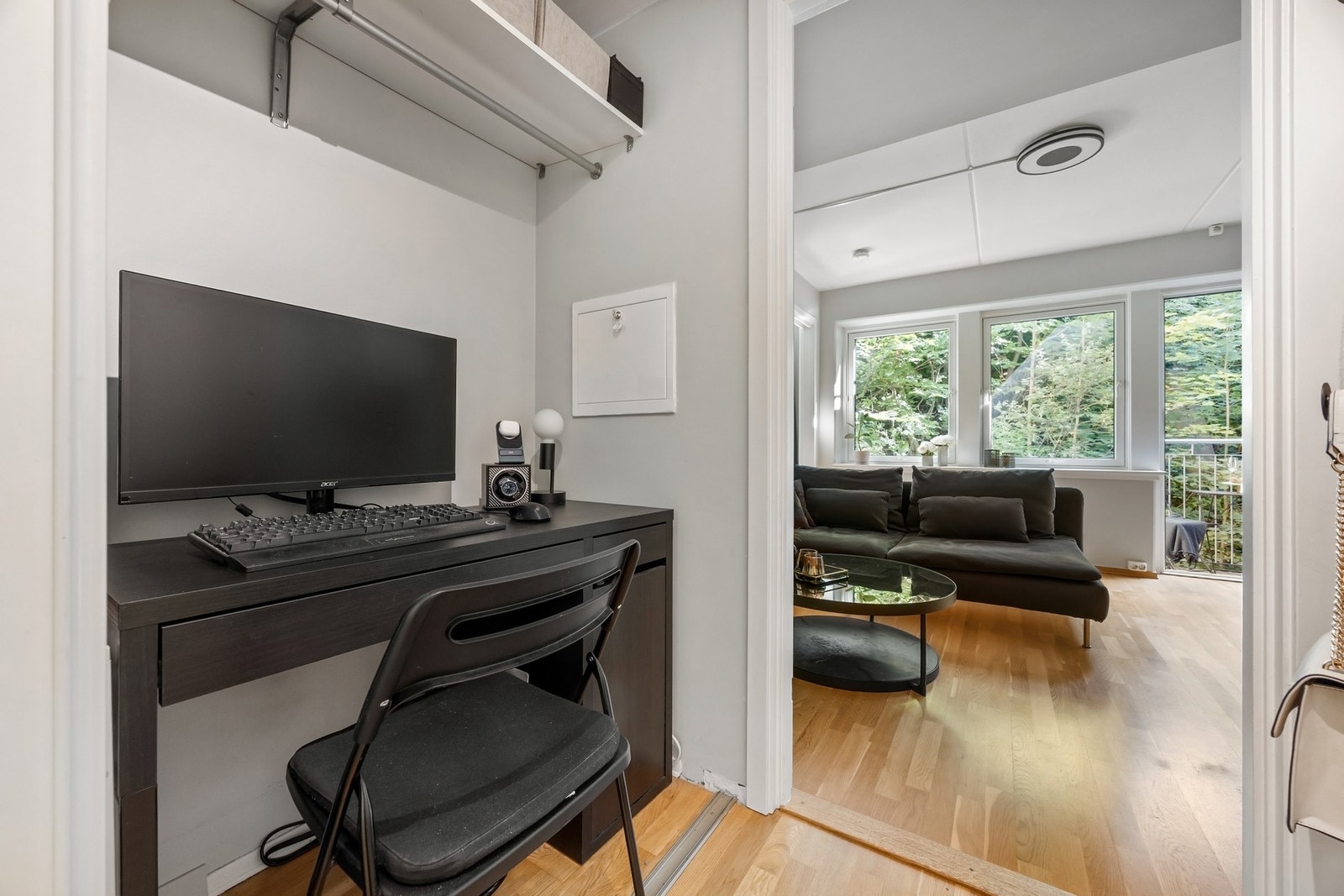 Deler av garderobeskapet er praktisk innredet med kontorpult. Galleribilde