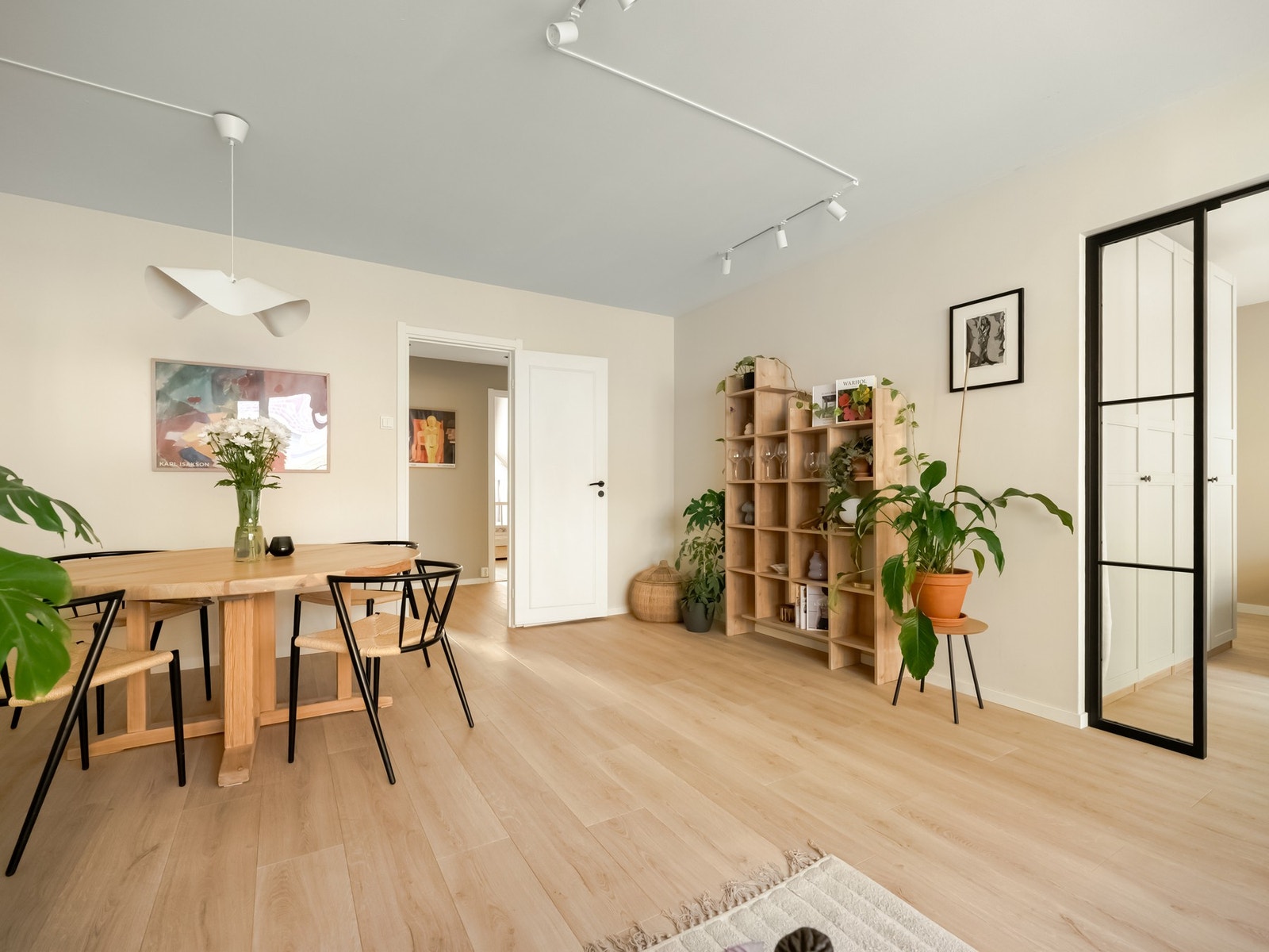 Gjennomgående for leilighetens oppholdsrom er smart-panelovner. Galleribilde