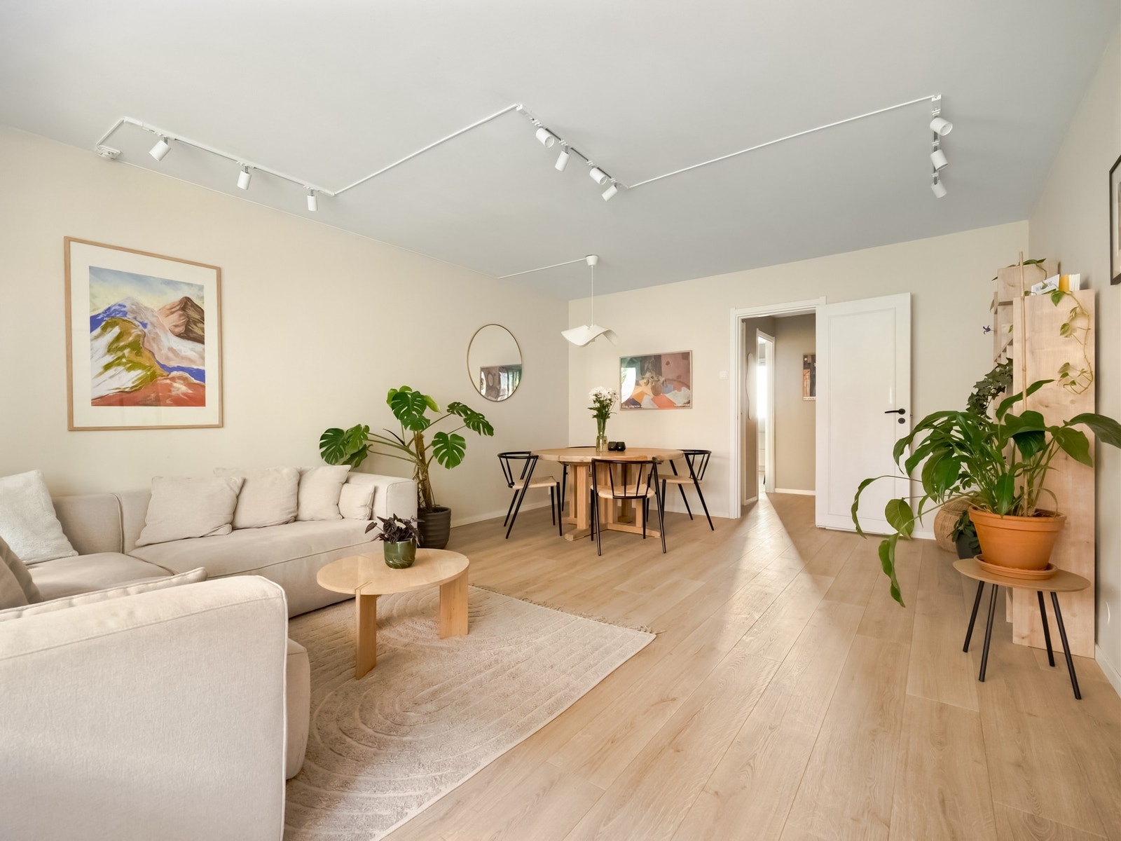 Det er god plass til både større sofagruppe og spisebord i stuen. Galleribilde