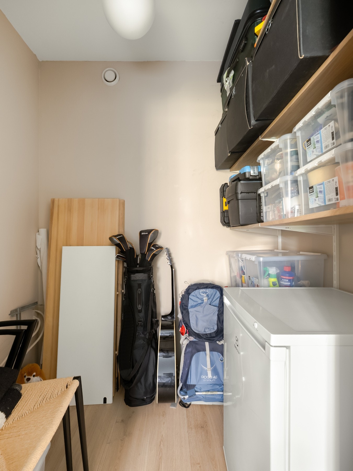 I enden av rommet er det en praktisk bod som kan benyttes til lagring eller et walk-in-garderobe. Galleribilde