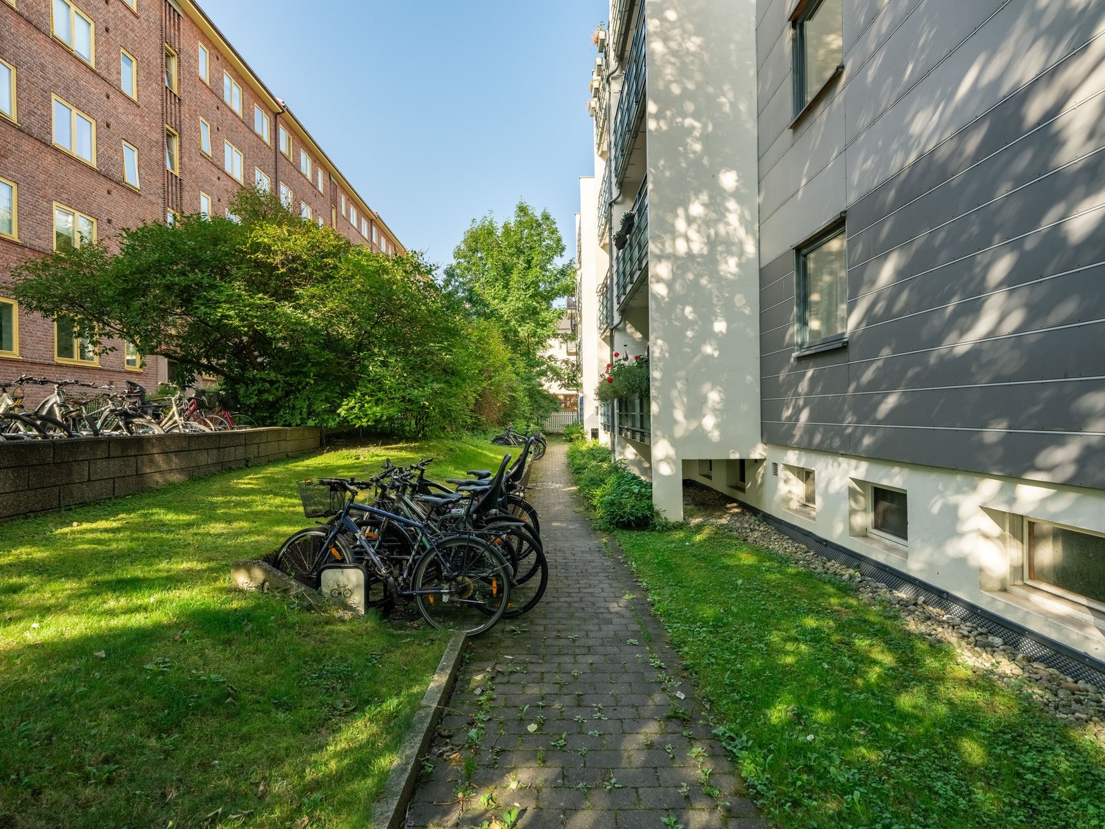 Om du skulle være i tvil kan vi bekrefte at vi nå er bakgården utenfor. Det er egen sykkelparkering her i bakgården og nede i kjelleren. Galleribilde