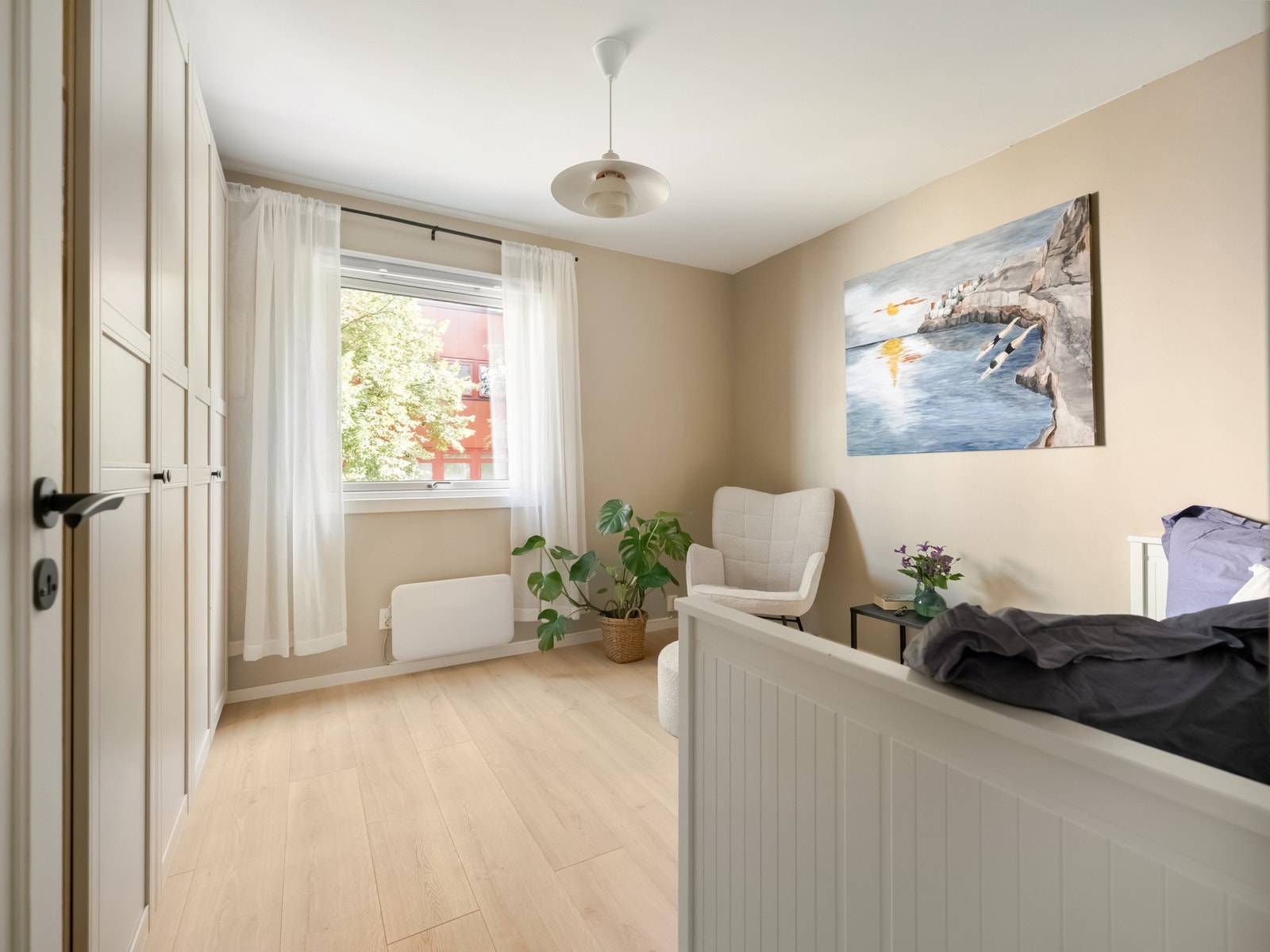 Vi tar turen inn til det største av de to soverommene på denne siden. Galleribilde