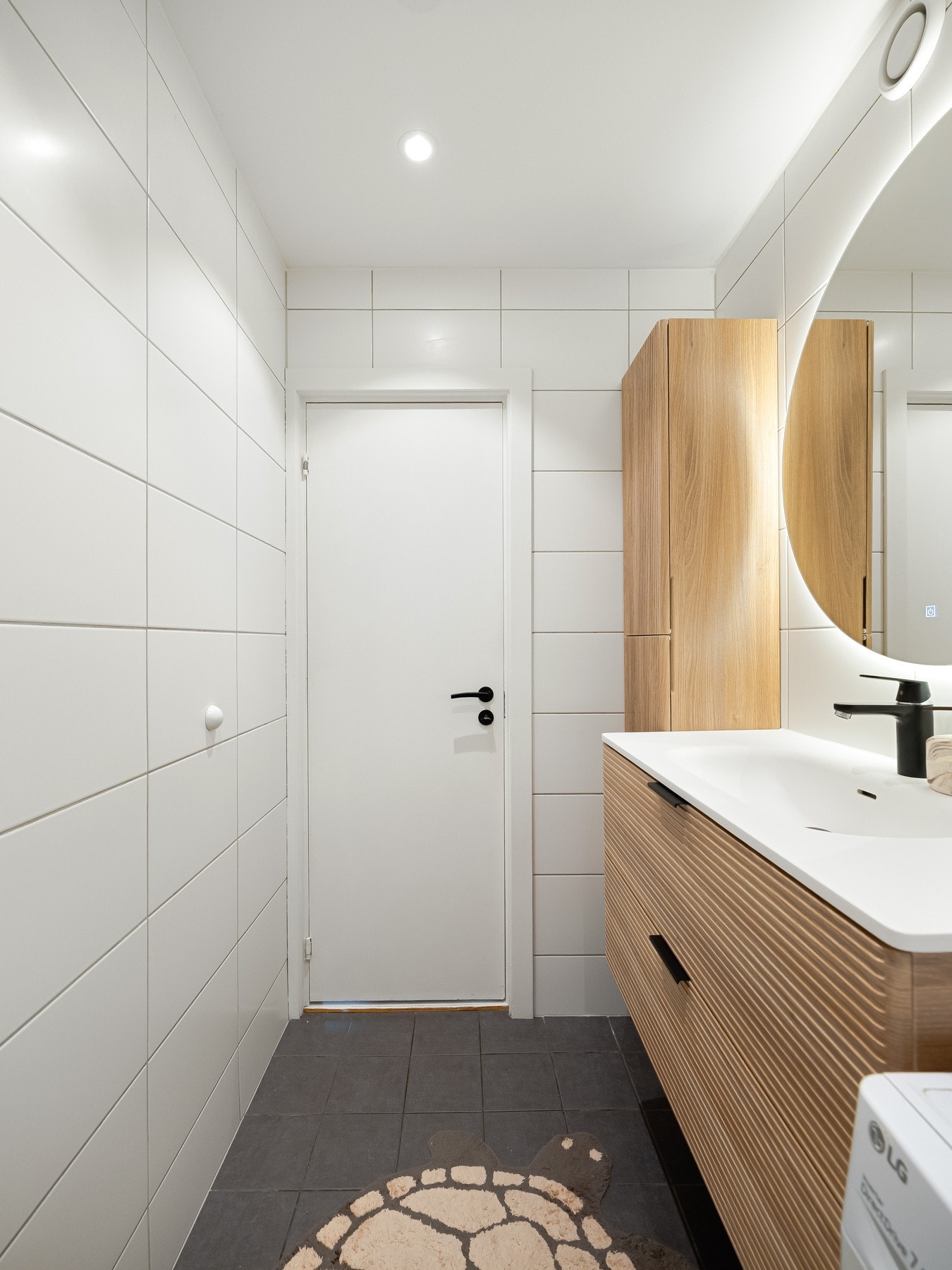 I forbindelse med borettslagets oppussing av bad, ble det også lagt varmekabler i gulv. Det er også downlights i himling. Galleribilde