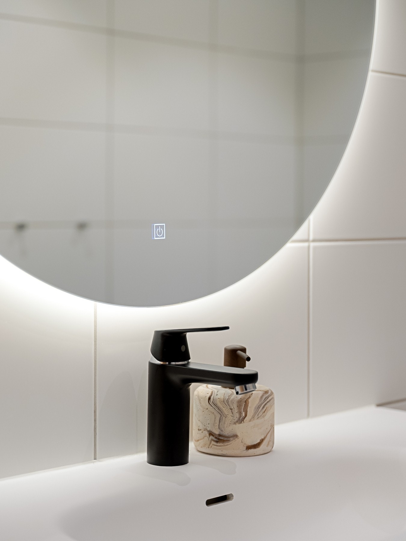 Badet fikk en ny innredning i 2025, med blant annet nytt servantskap, høyskap og speil med belysning. Galleribilde