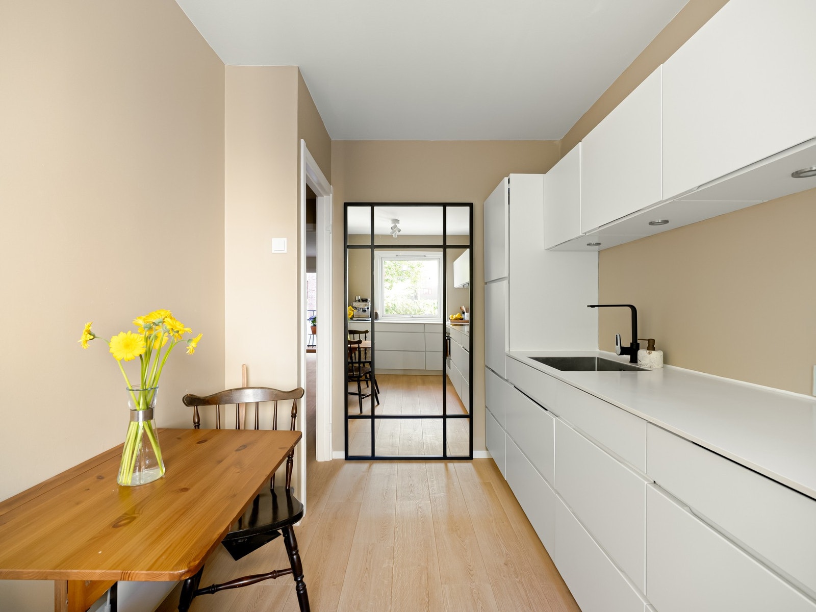 Det er rikelig med skap- og benkeplass, i tillegg til Galleribilde