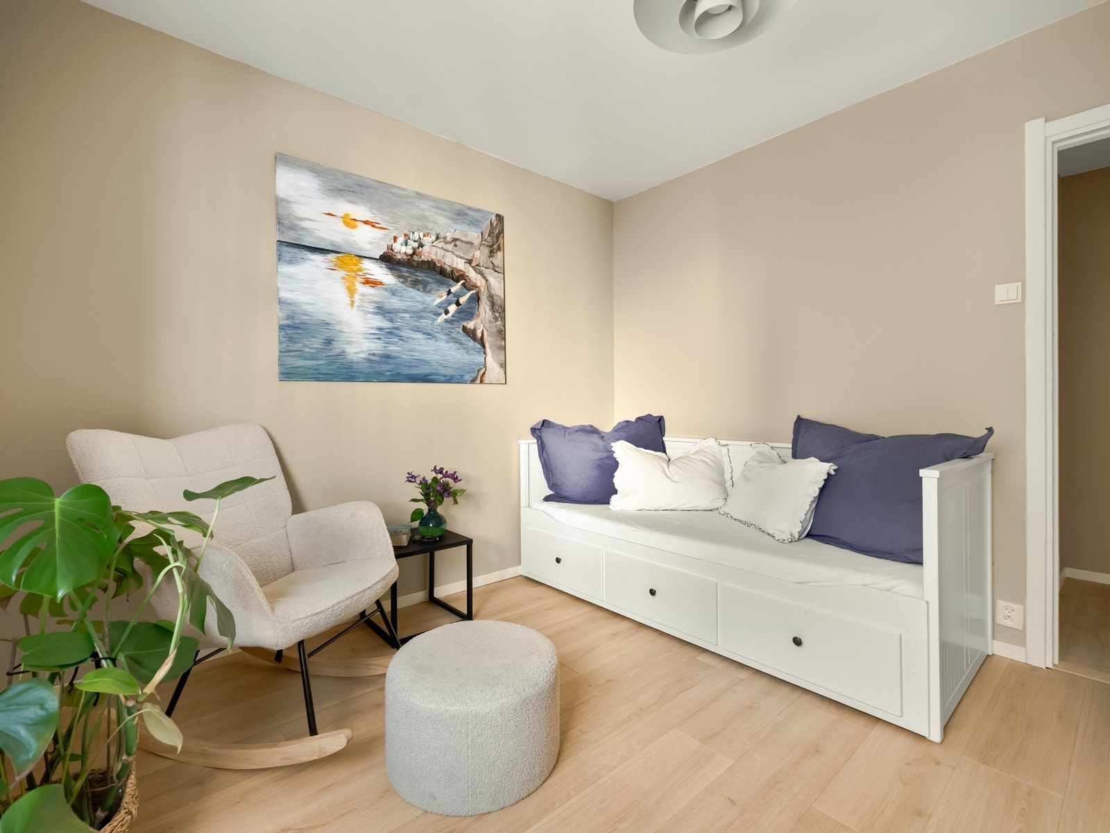 Det er fin plass til større seng med tilhørende nattbord også. Galleribilde