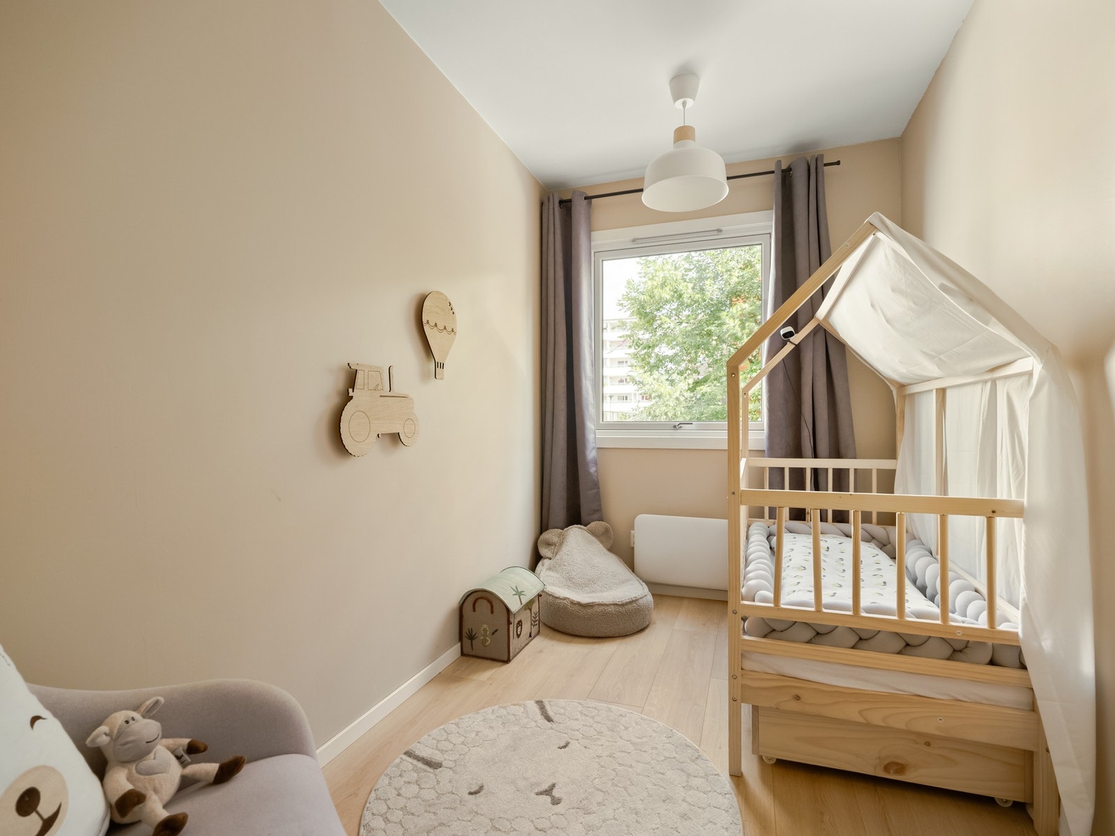 Det siste soverommet er i dag innredet som barnerom, og vender ut mot rolig enveiskjørt gate. Galleribilde