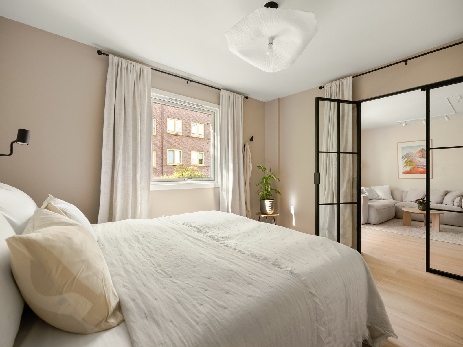 Soverommet vender mot det rolige bakgårdsrommet. Galleribilde