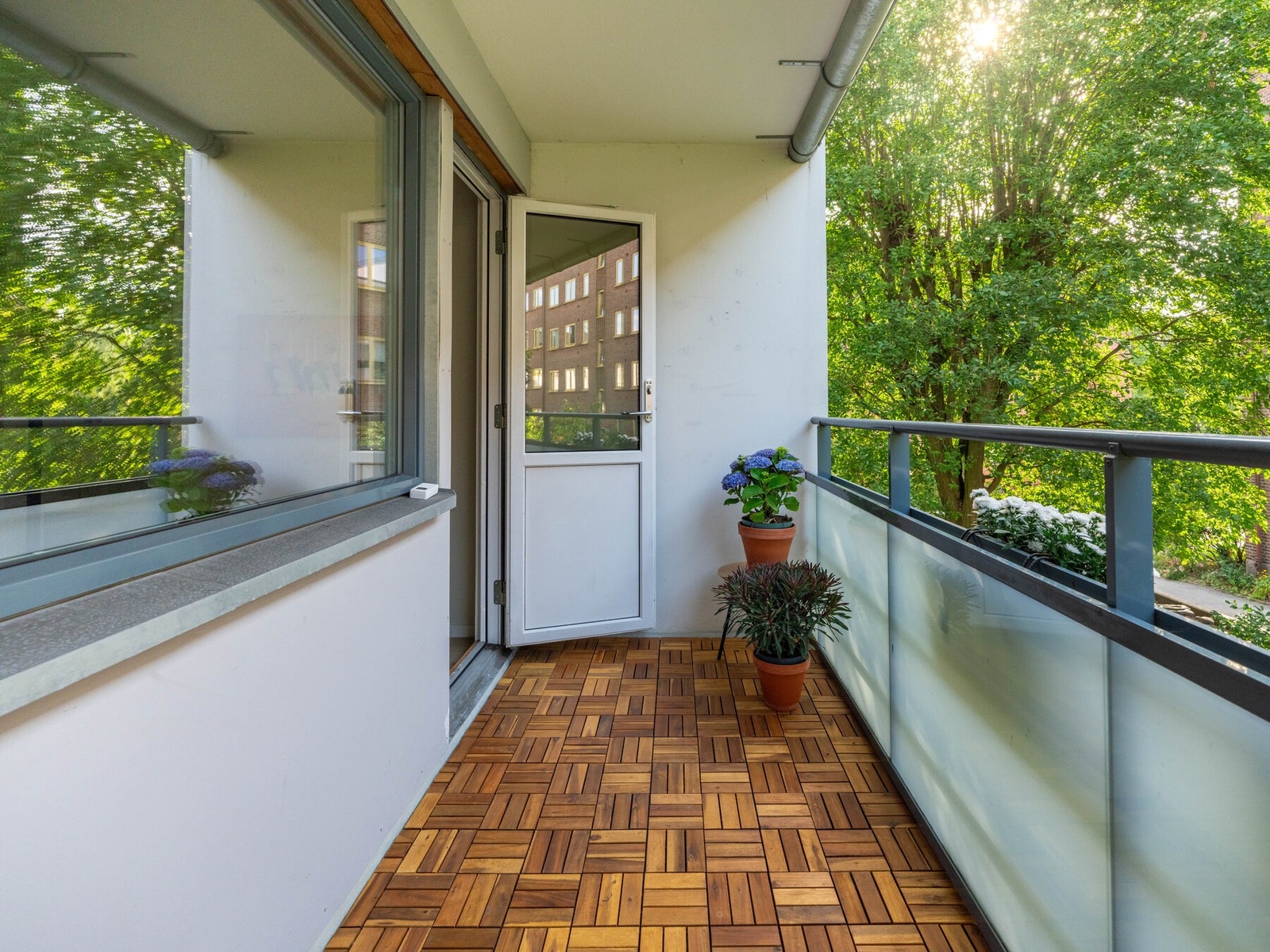 Den vender mot en rolig bakgård og byr på nydelig grønt utsyn. Galleribilde