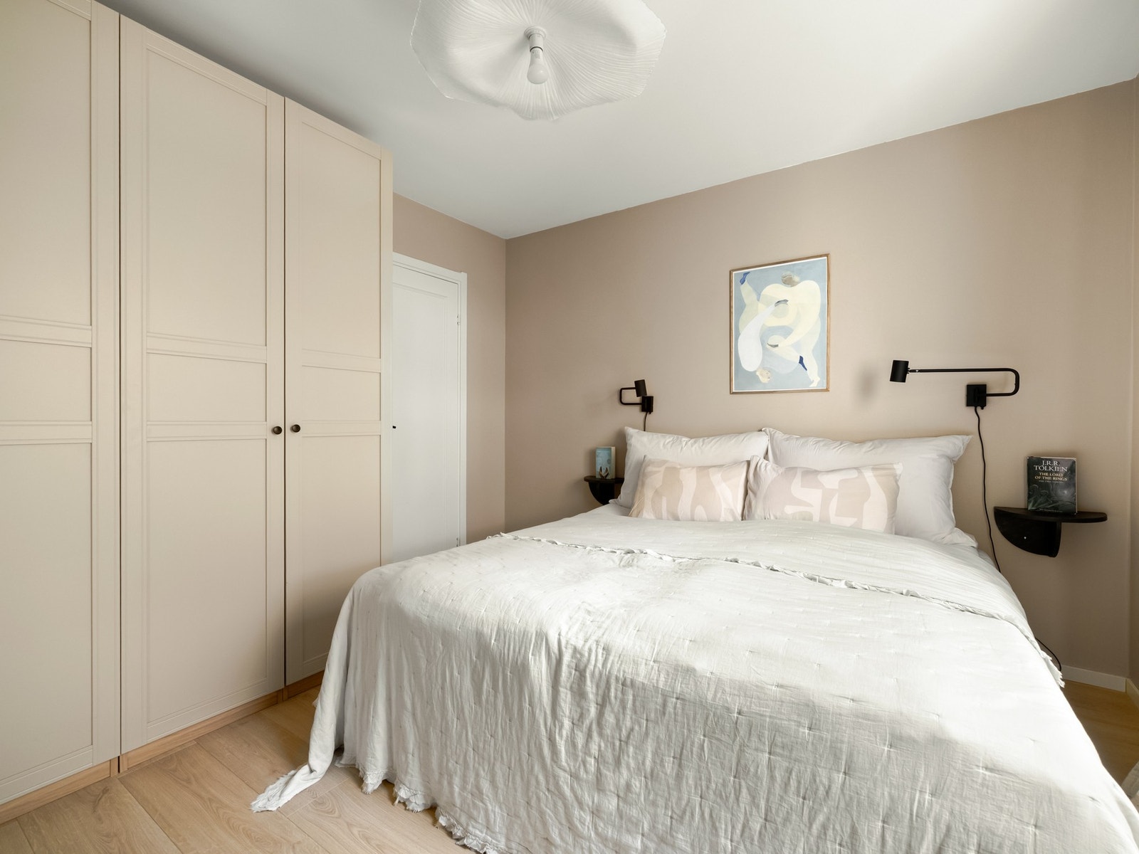 Gjennom hele leiligheten er det smartbelysning via Phillips Hue. På bad og toalettrom benyttes Plejd. Galleribilde