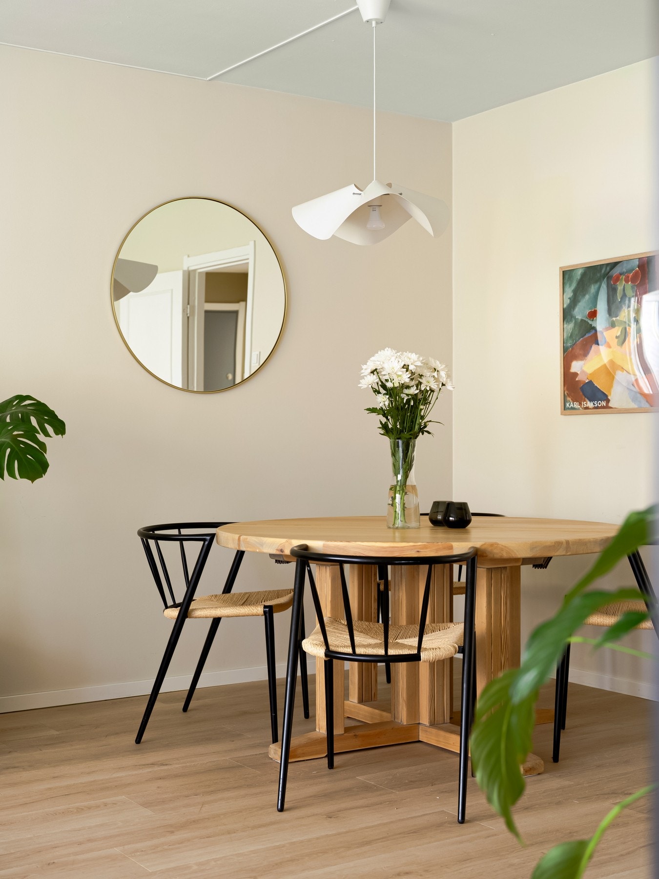 Det ble lagt nytt laminatgulv i 2024, og veggene er malt i lyse og behagelige fargetoner. Galleribilde