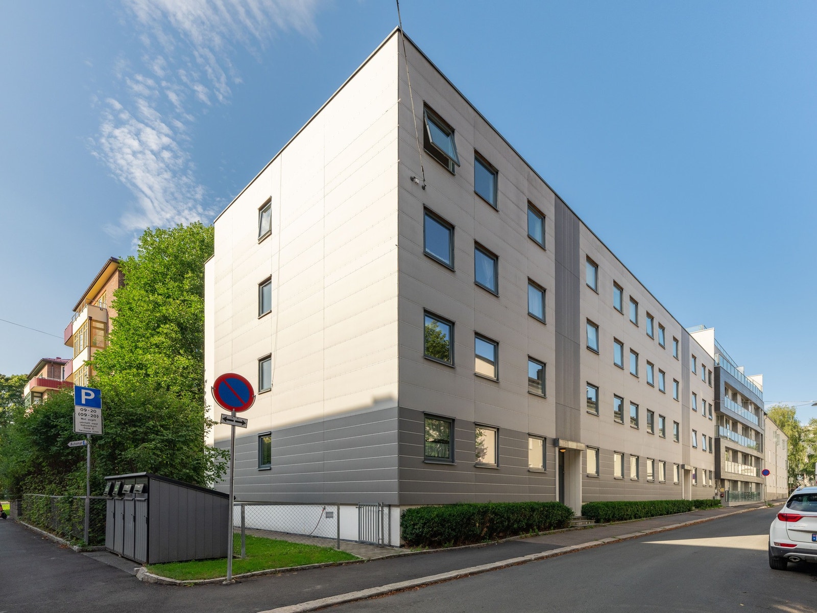 Bygården ligger skjermet med inngang fra rolig enveiskjørt gate. Videreføring av leie av parkeringsplass i garasjeanlegget på andre siden av gaten medfølger i salget. Galleribilde