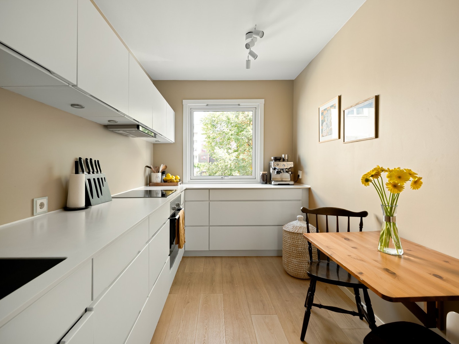 Her får du både en gjennomgående og god planløsning, fin standard og en romslig balkong mot bakgårdsrommet. Denne er fin! Galleribilde