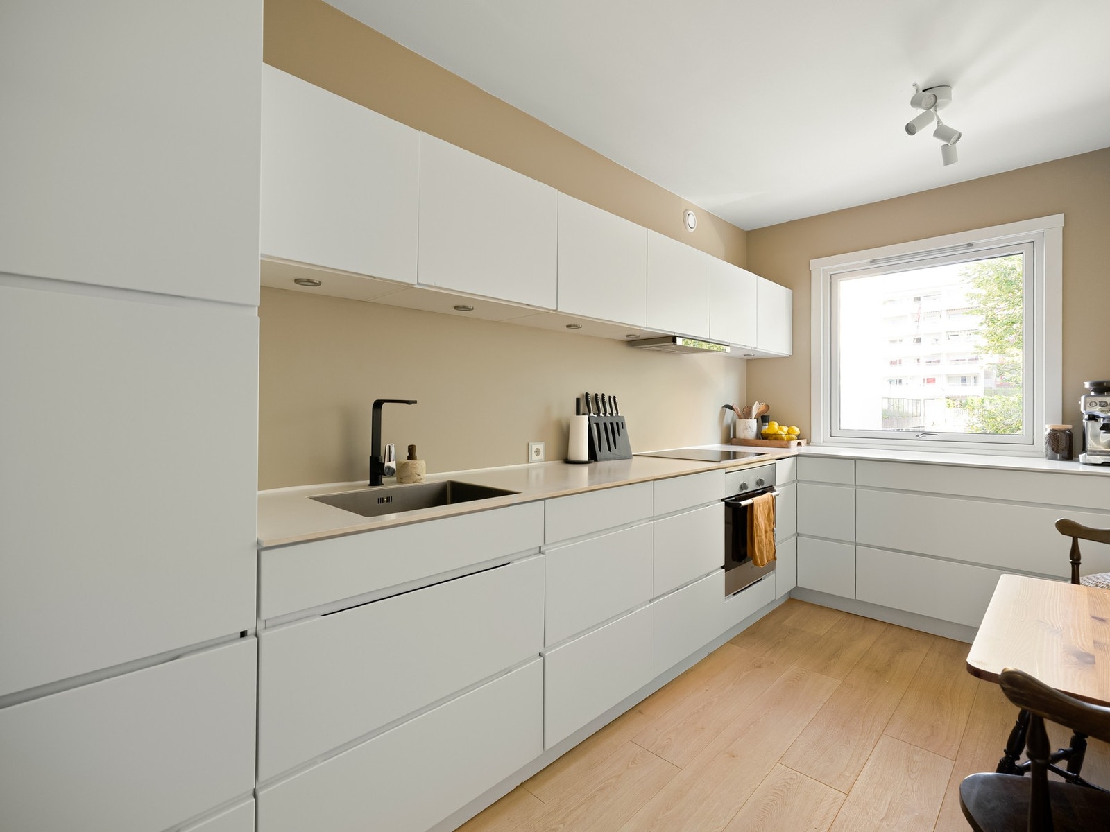 På motsatt side av leiligheten finner vi det store kjøkkenet, som var nytt i 2012. Galleribilde