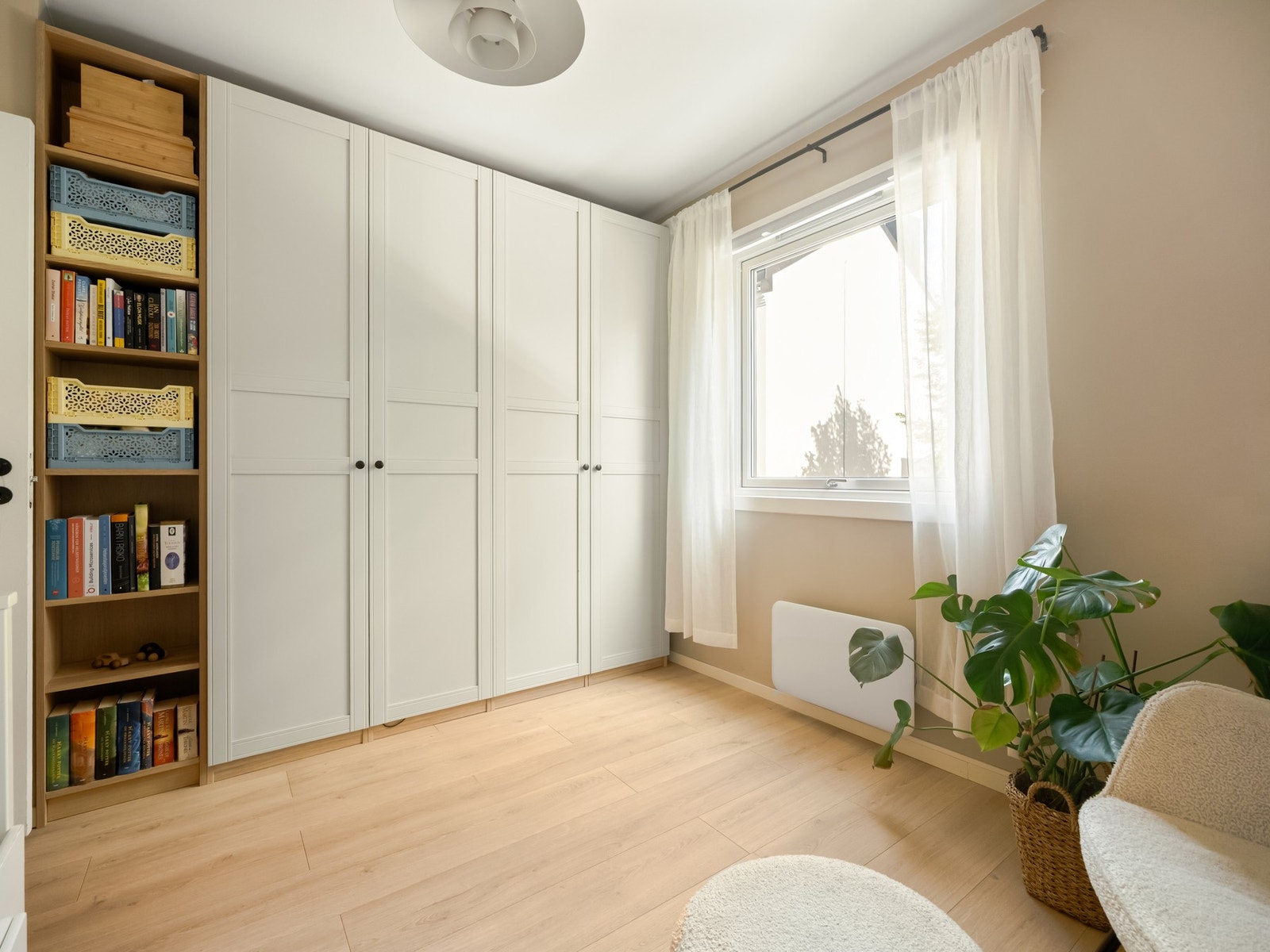 Rommet er av bra størrelse (målt til 11 kvm) med stort klesskap, som naturligvis følger med salget. Galleribilde