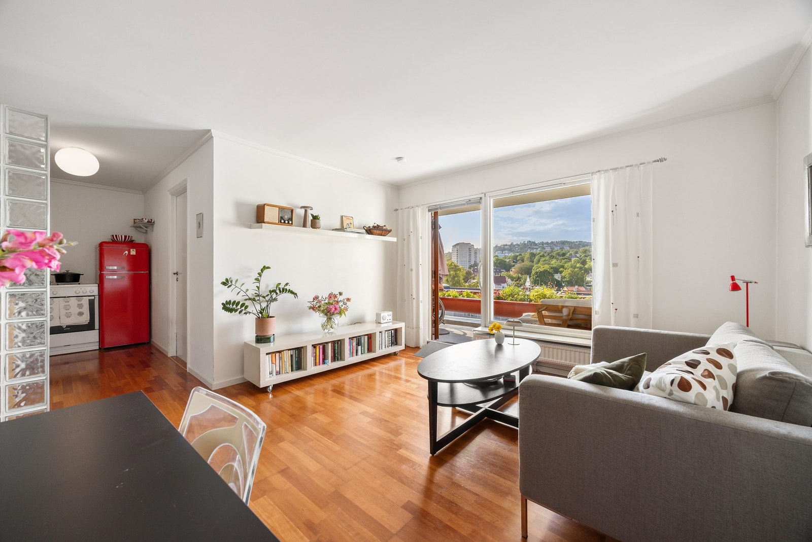 Stue og kjøkken i åpen løsning legger godt til rette for hyggelige sosiale sammenkomster. Galleribilde