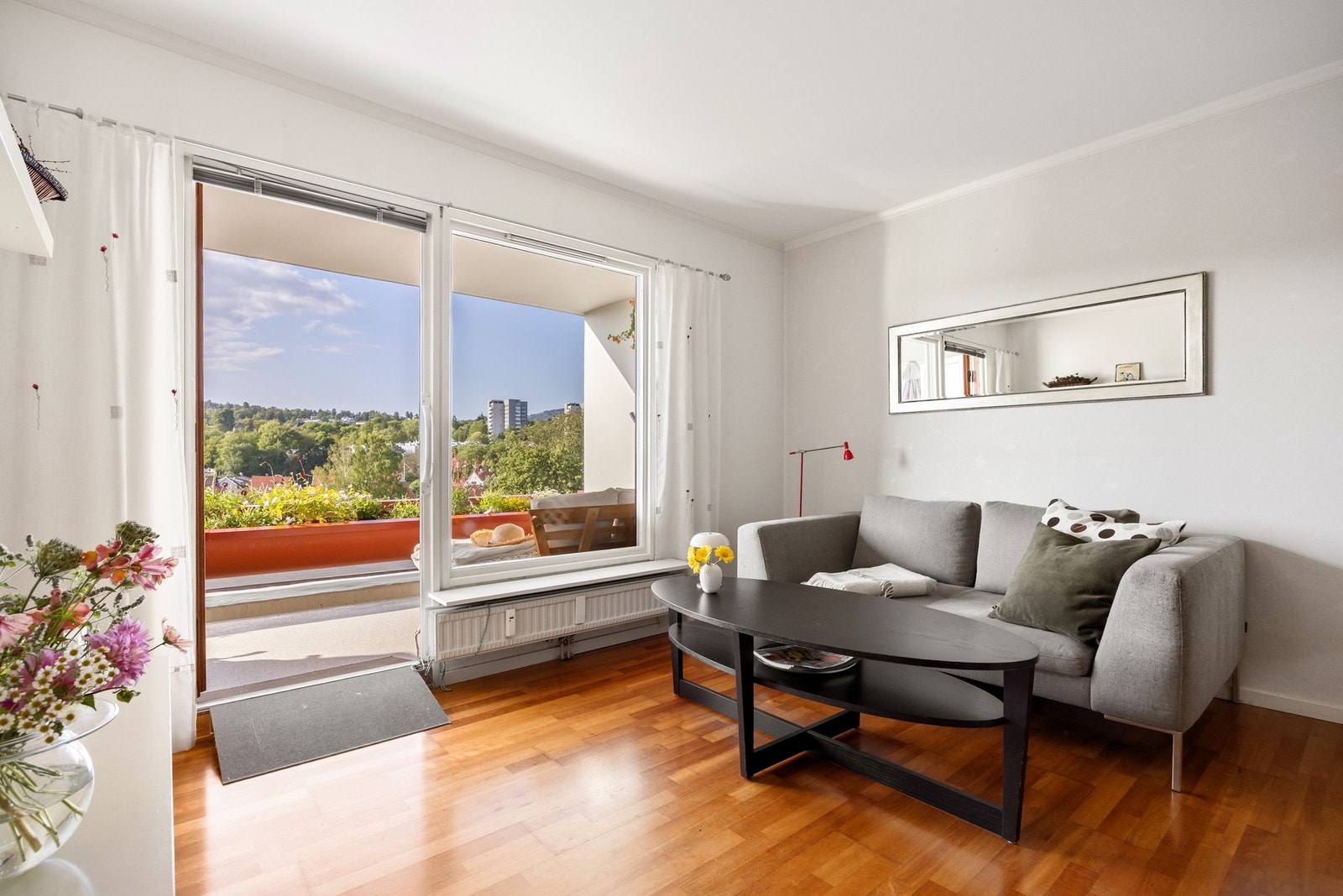 Store vindusflater sørger for rikelig med naturlig lysinnslipp. Galleribilde