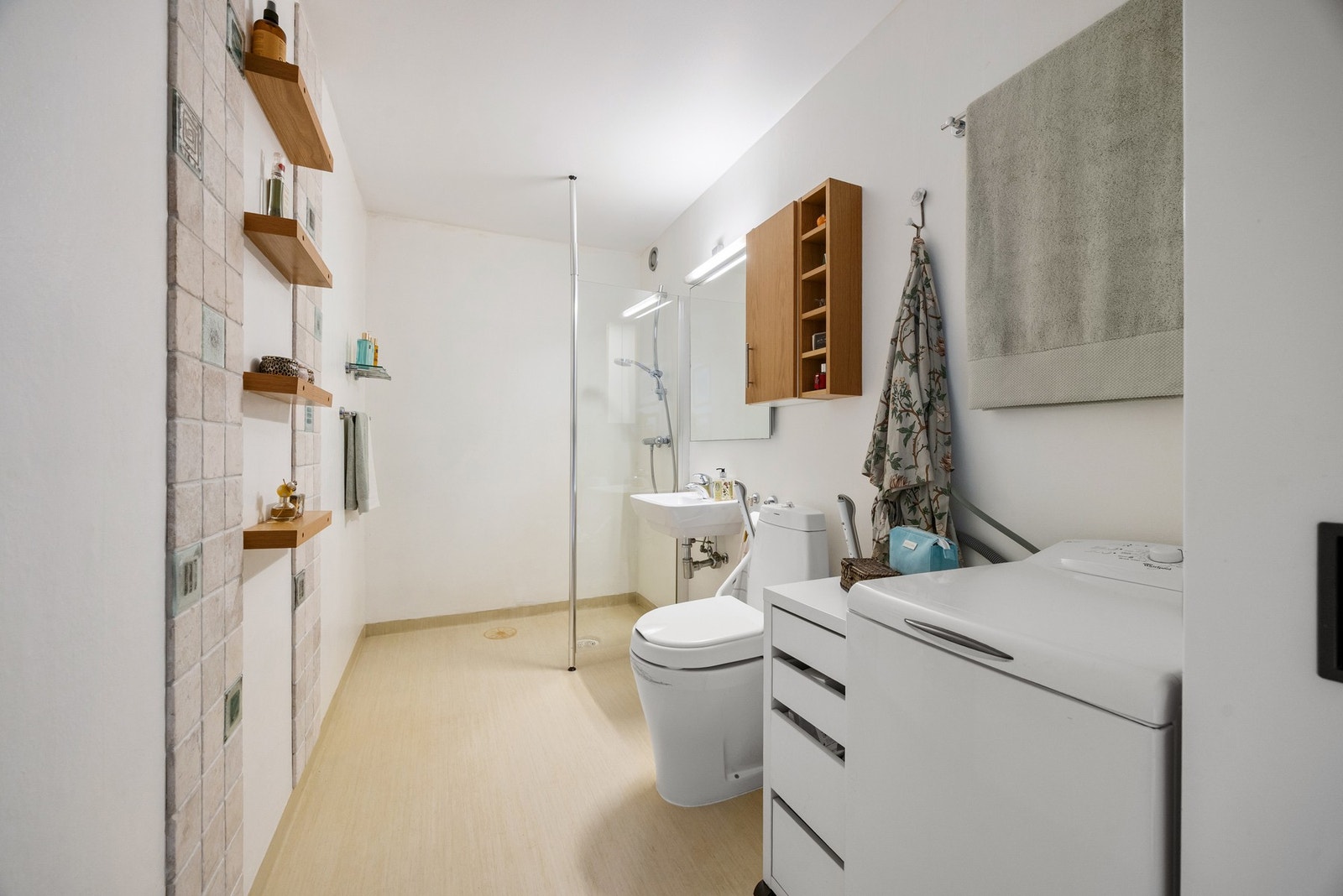 Romslig bad med opplegg for vaskemaskin. Galleribilde