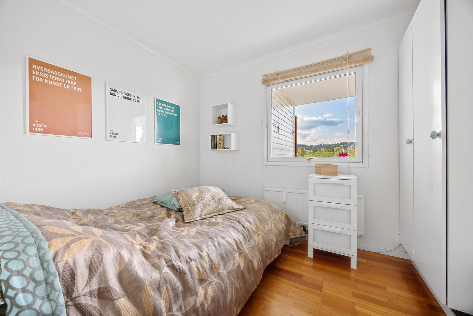 Soverom med god plass til seng og garderobeskap. Galleribilde