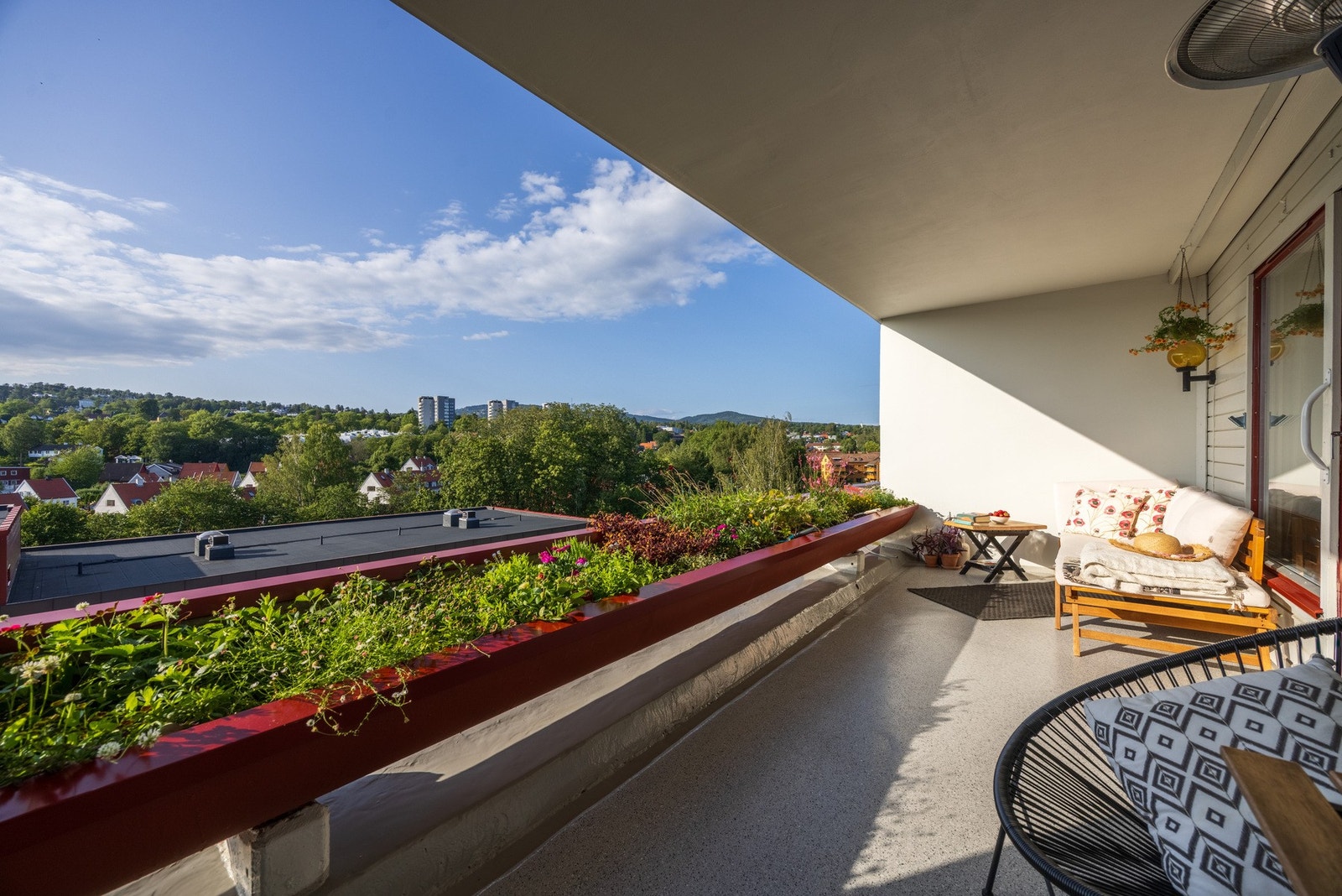 Solrik terrasse med kveldssol og fantastisk utsikt. Galleribilde