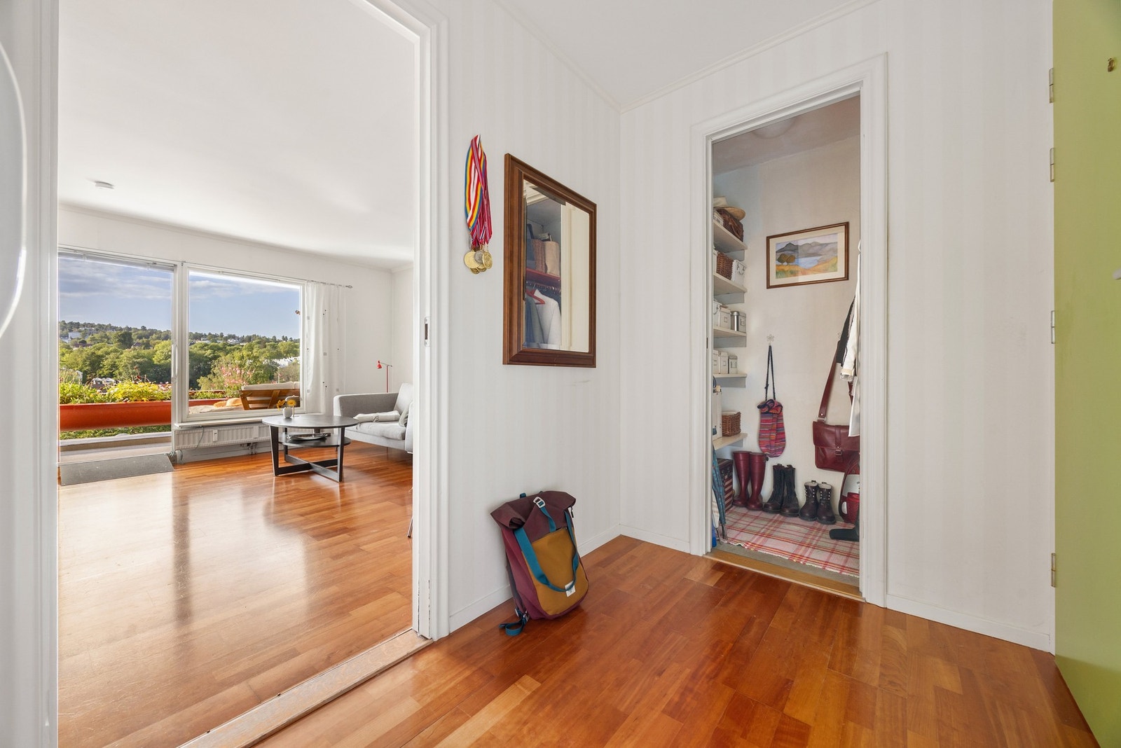 Fra entréen har man inngang til praktisk innvendig bod. Galleribilde