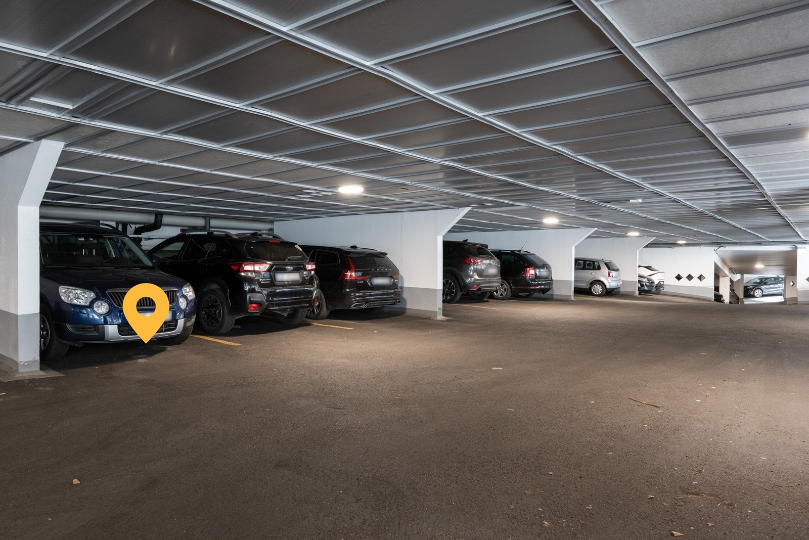 Garasjeplassen til venstre i bildet medfølger salget. Galleribilde