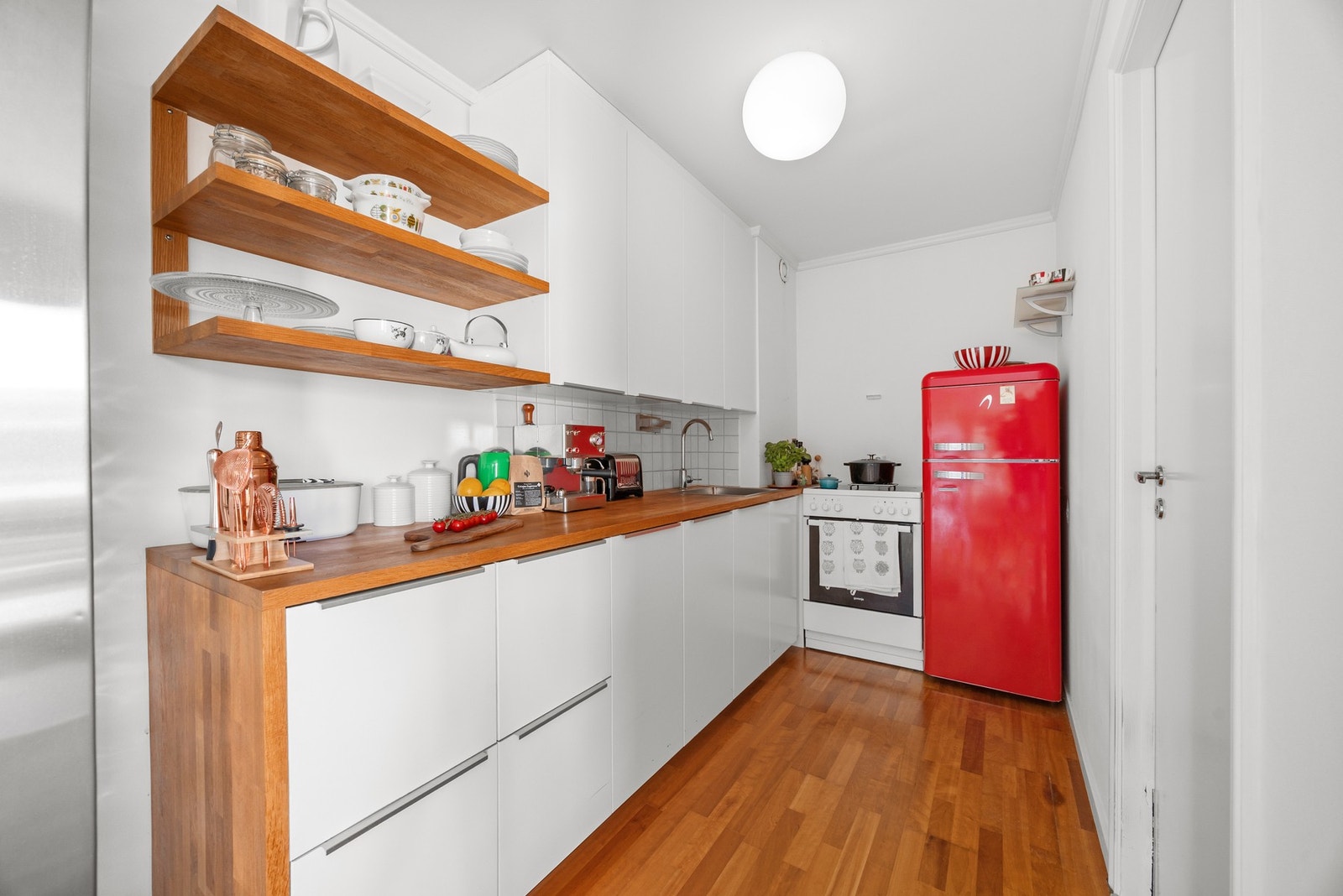 IKEA kjøkkeninnredning fra 2014 med glatte fronter og heltre benkeplater. Galleribilde