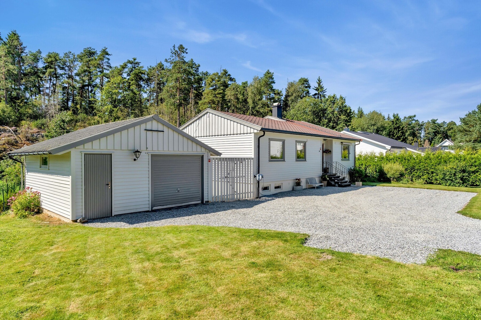 Eiendommen ligger i en rolig vei i Askim med stor gårdsplass og plen rundt hele huset Galleribilde