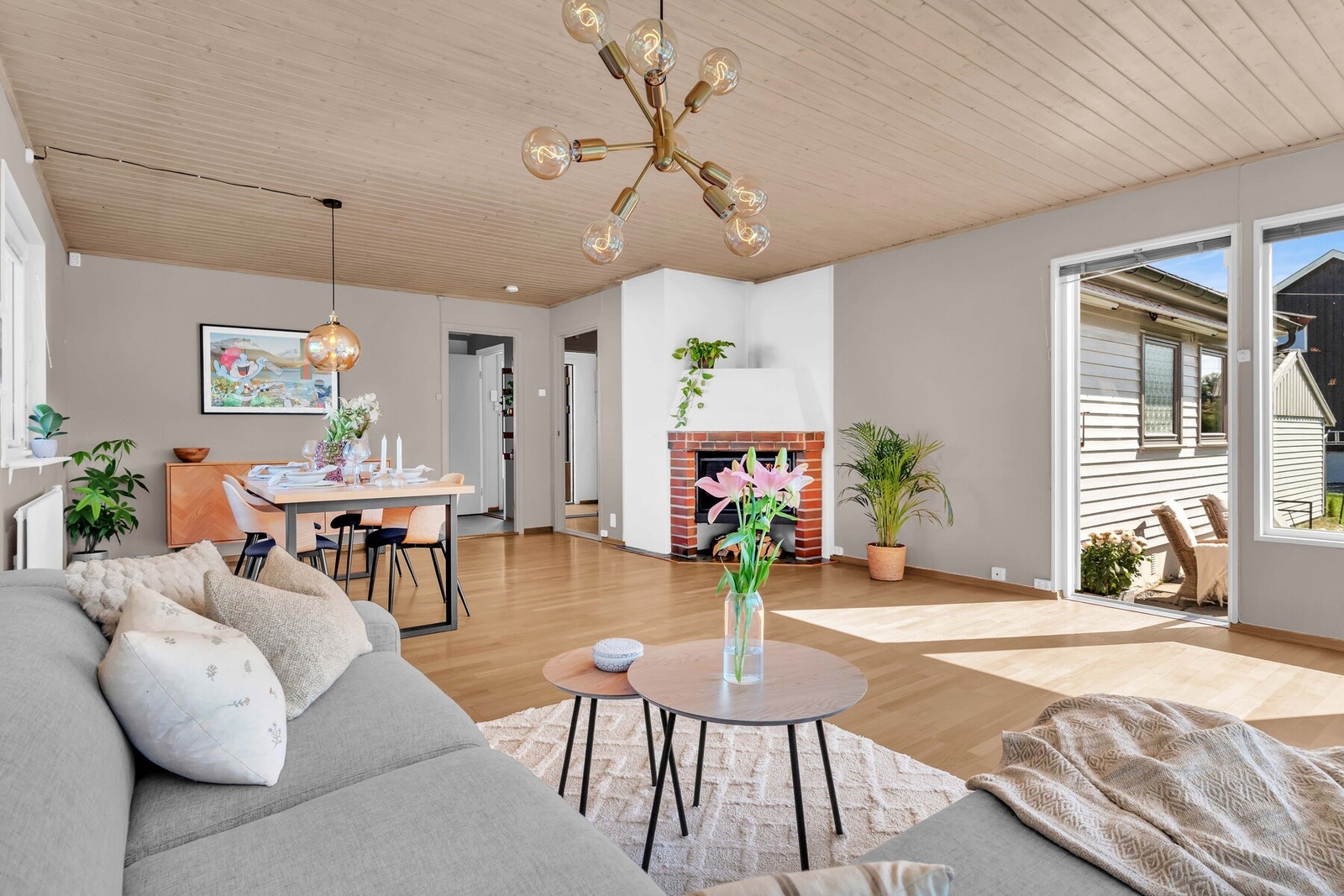 Det er lagt parkett på gulvene, og malte veggflater. Galleribilde