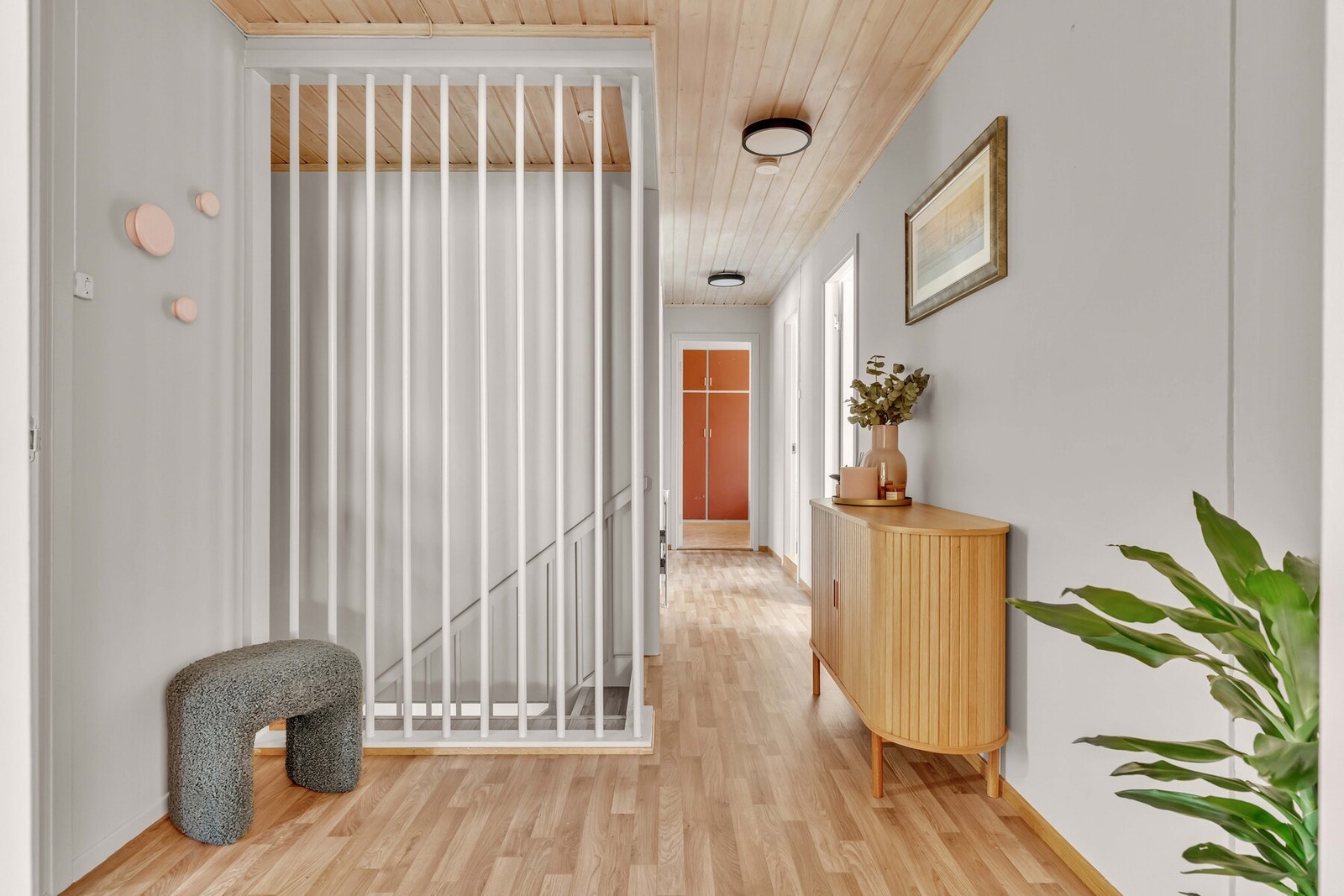 Vi går videre inn i gangen hvor boligens 4 soverom og ett av badene er. Galleribilde
