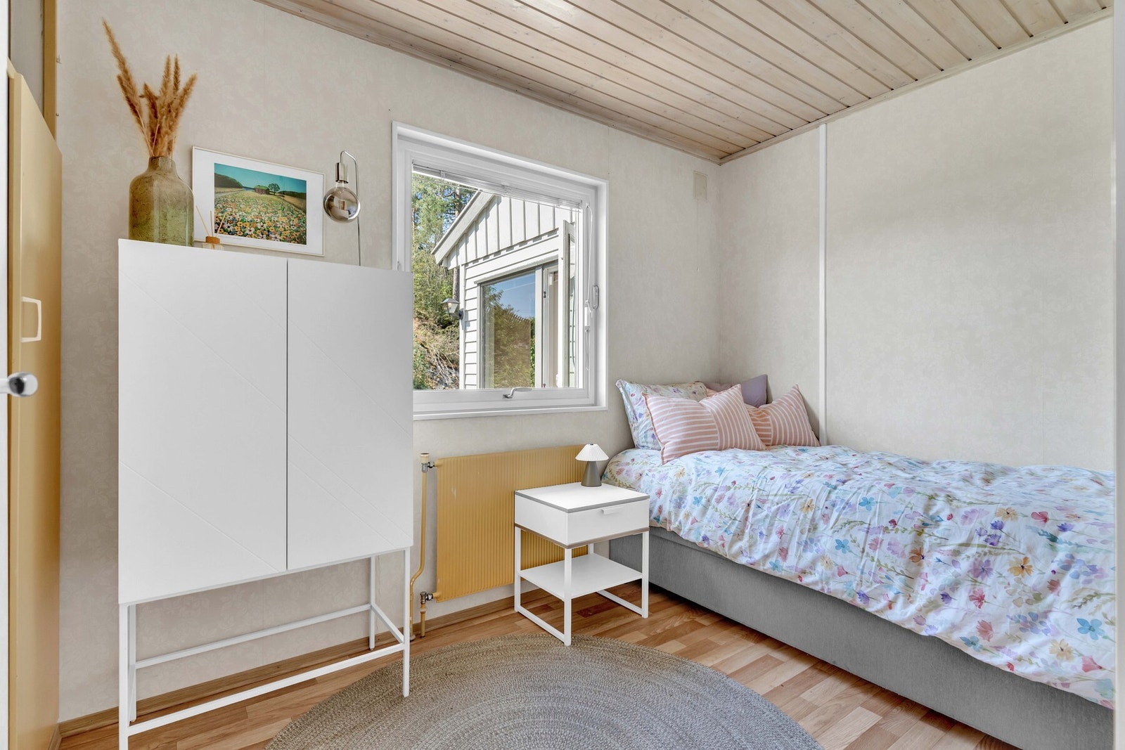 Soverom 3 vender ut mot hagen, med lyse vegger og lyst parkettgulv. Rommet passer ypperlig som barnerom, kontor eller walk-in! Galleribilde