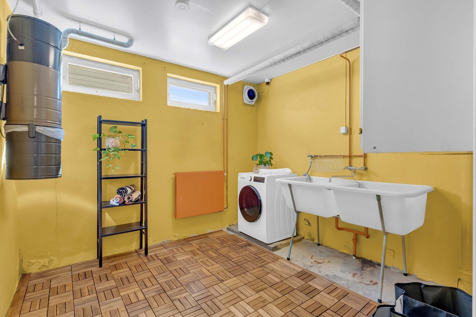 Eget romslig vaskerom i kjelleretasjen med god plass til vaskemaskin og utslagsvask. Galleribilde