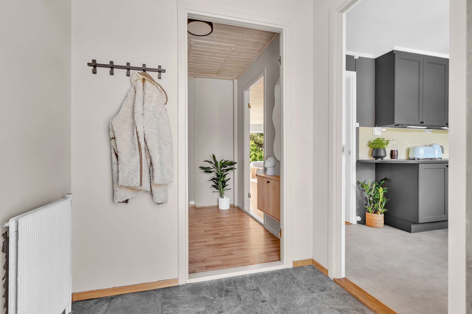 Velkommen inn - Lyst og praktisk vindfang med praktisk gulvbelegg og plass til yttertøy. Inngang til kjøkken og gang. Galleribilde
