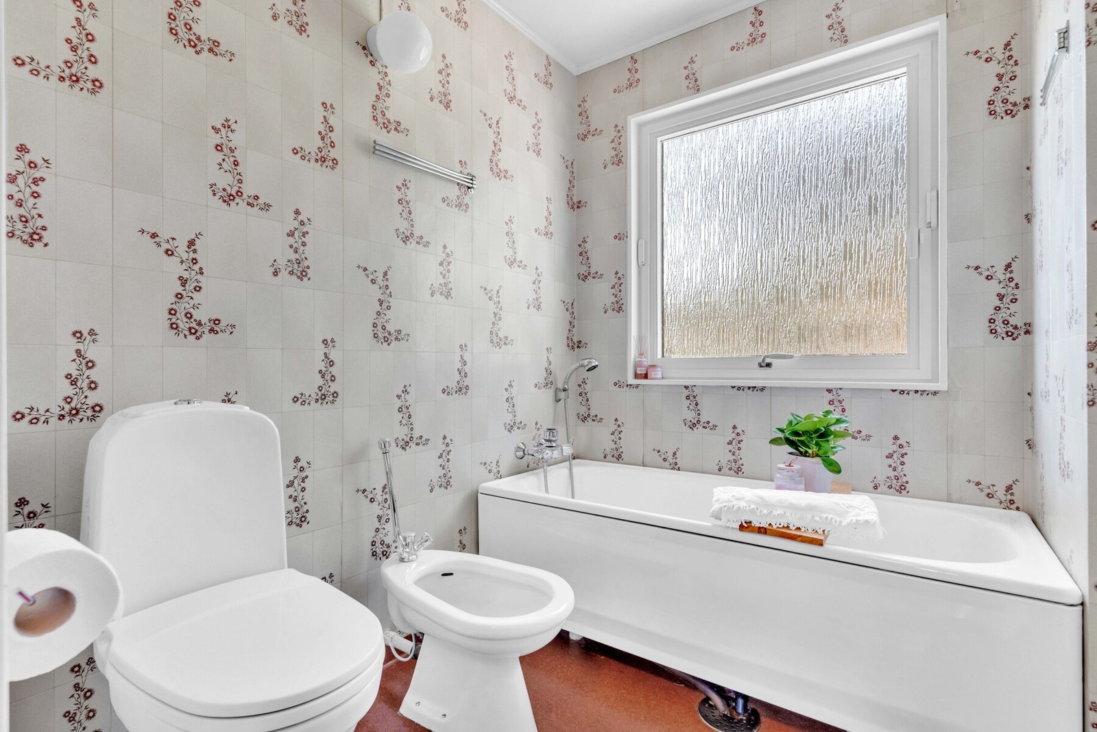 Boligen har to bad - ett i første etasje og ett i kjelleretasjen. Badet i hovedetasjen er innredet med badekar, servant med overlys, toalett og bidé. Galleribilde