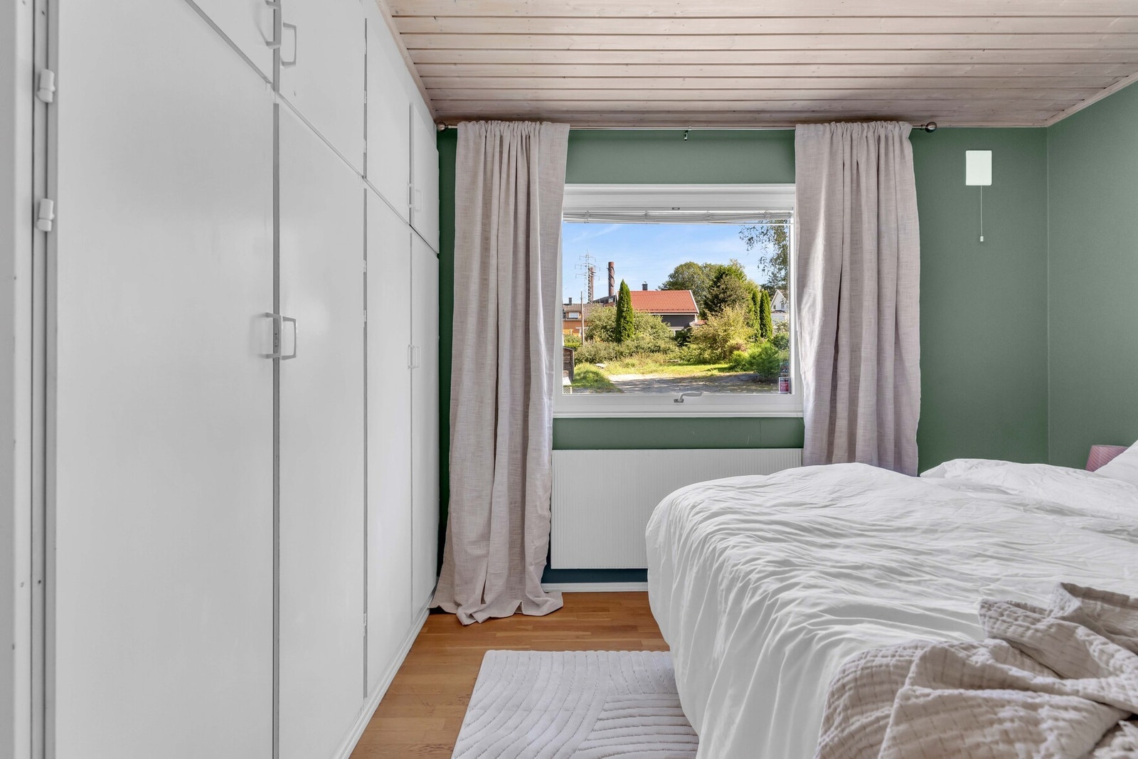 Hovedsoverommet refereres til som sov 1 i planskissen. Rommet er av god størrelse, malt i tidsriktige toner og innebygget garderobeskap. Galleribilde