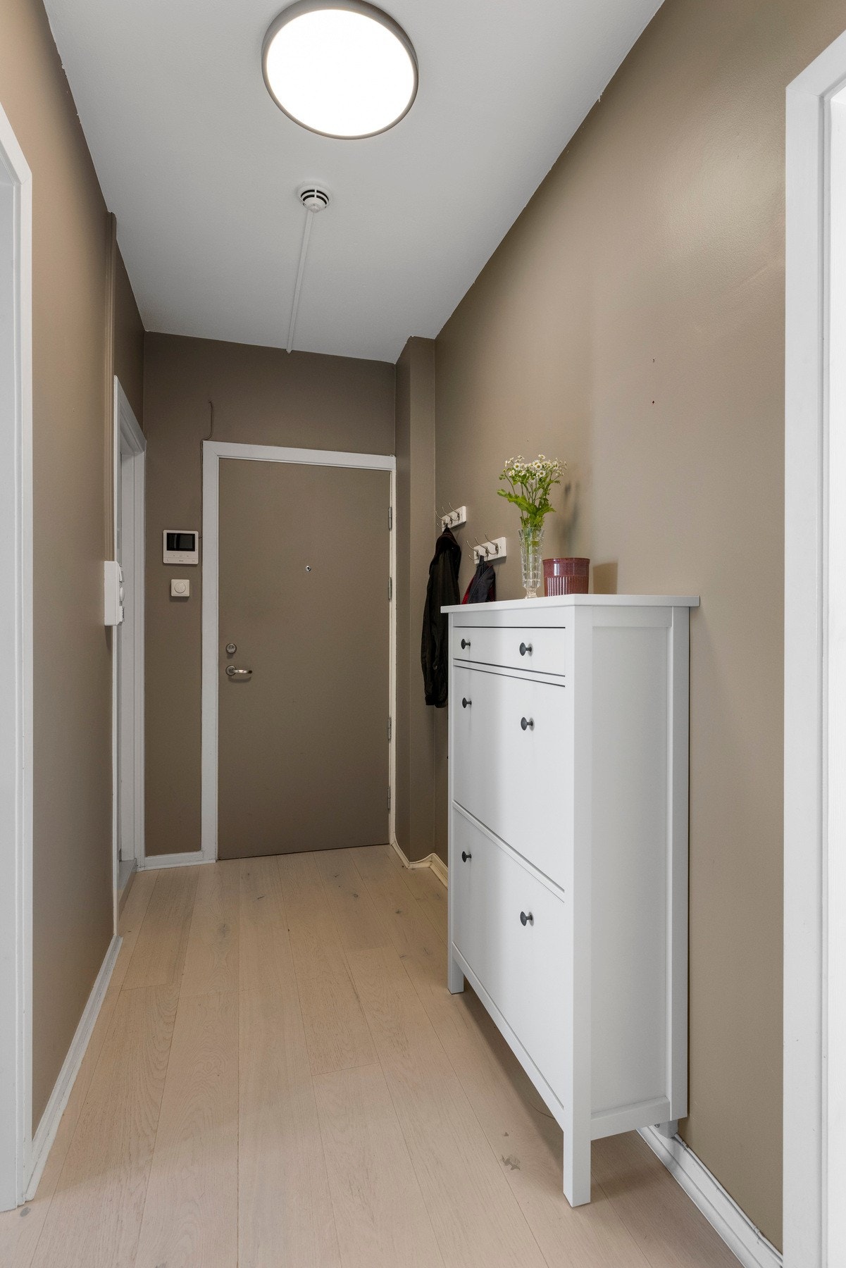 Entré med god plass til jakker og sko. Galleribilde