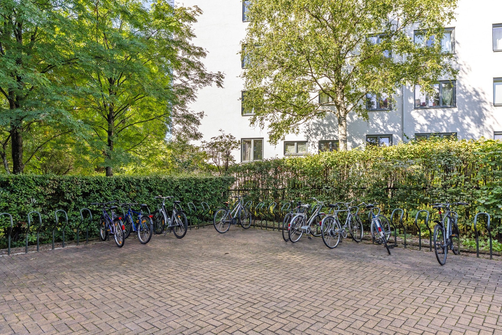 Sykkelparkering i bakgården Galleribilde