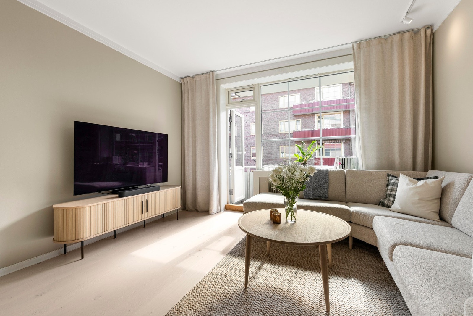 Romslig stue malt i tidsriktige farger Galleribilde