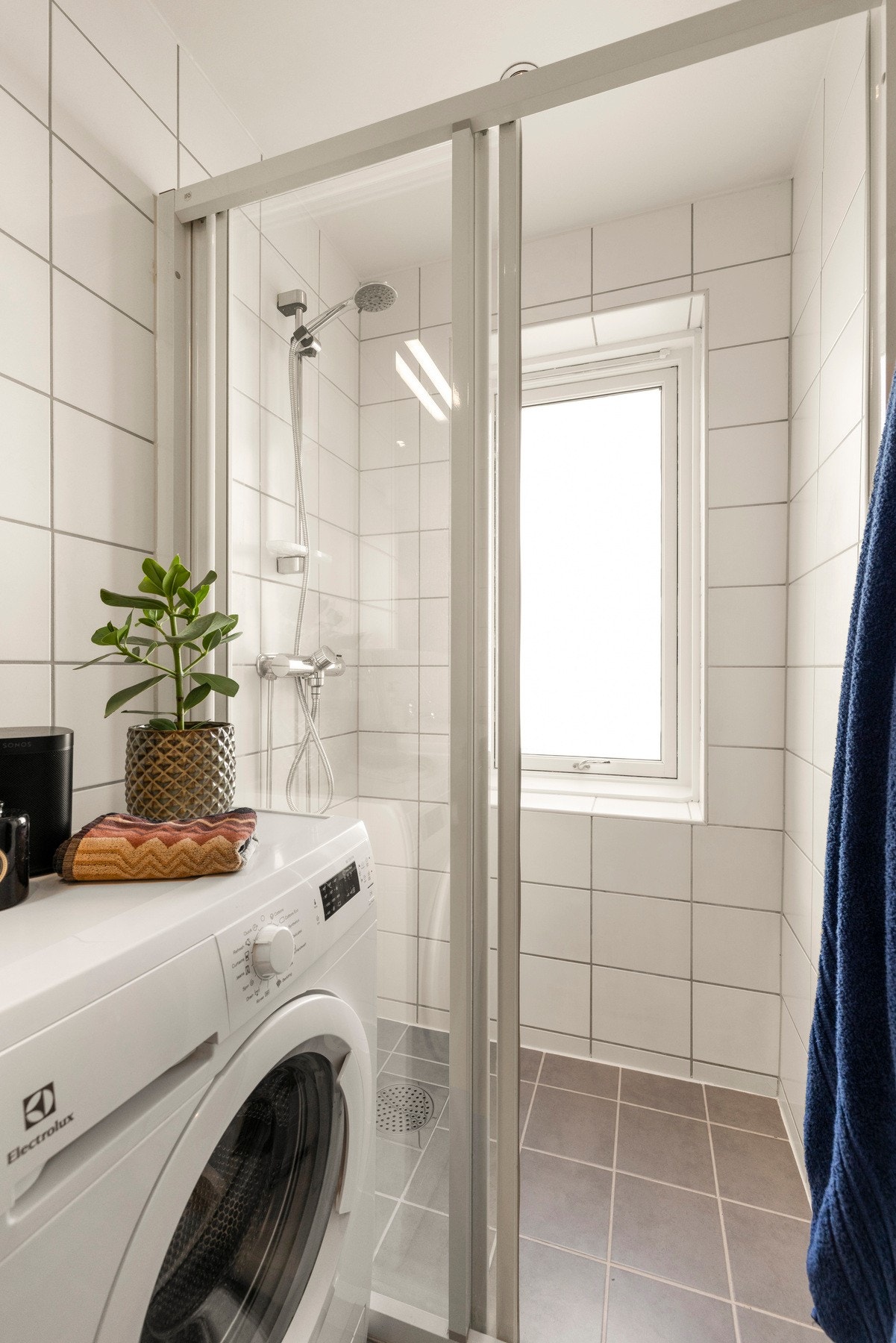 Flislagt bad med varmekabler og pene baderomsmøbler. Galleribilde