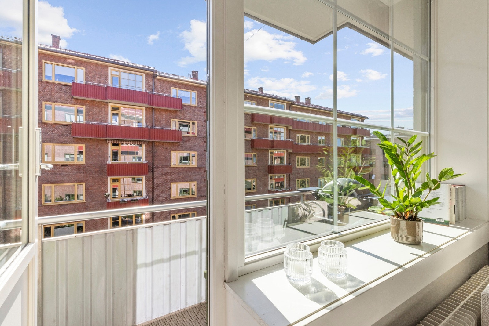 Store innbydende vinduer som slipper inn rikelig med lys. Galleribilde