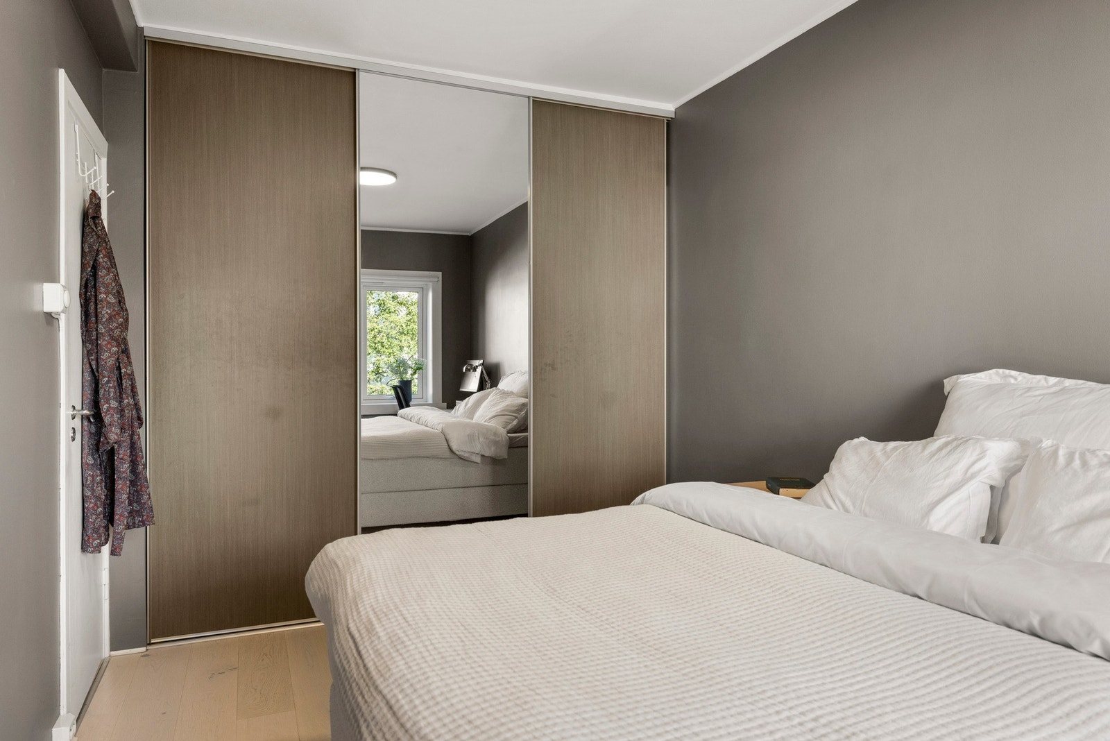 Det er stor garderobe på soverommet. Galleribilde