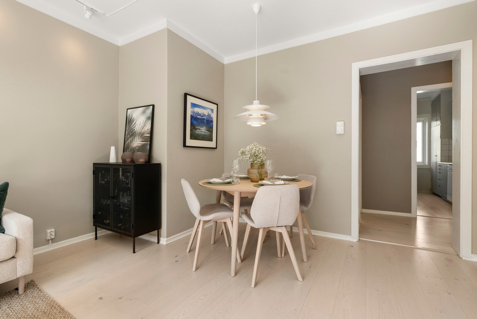 Hyggelig spiseplass i stuen. Galleribilde