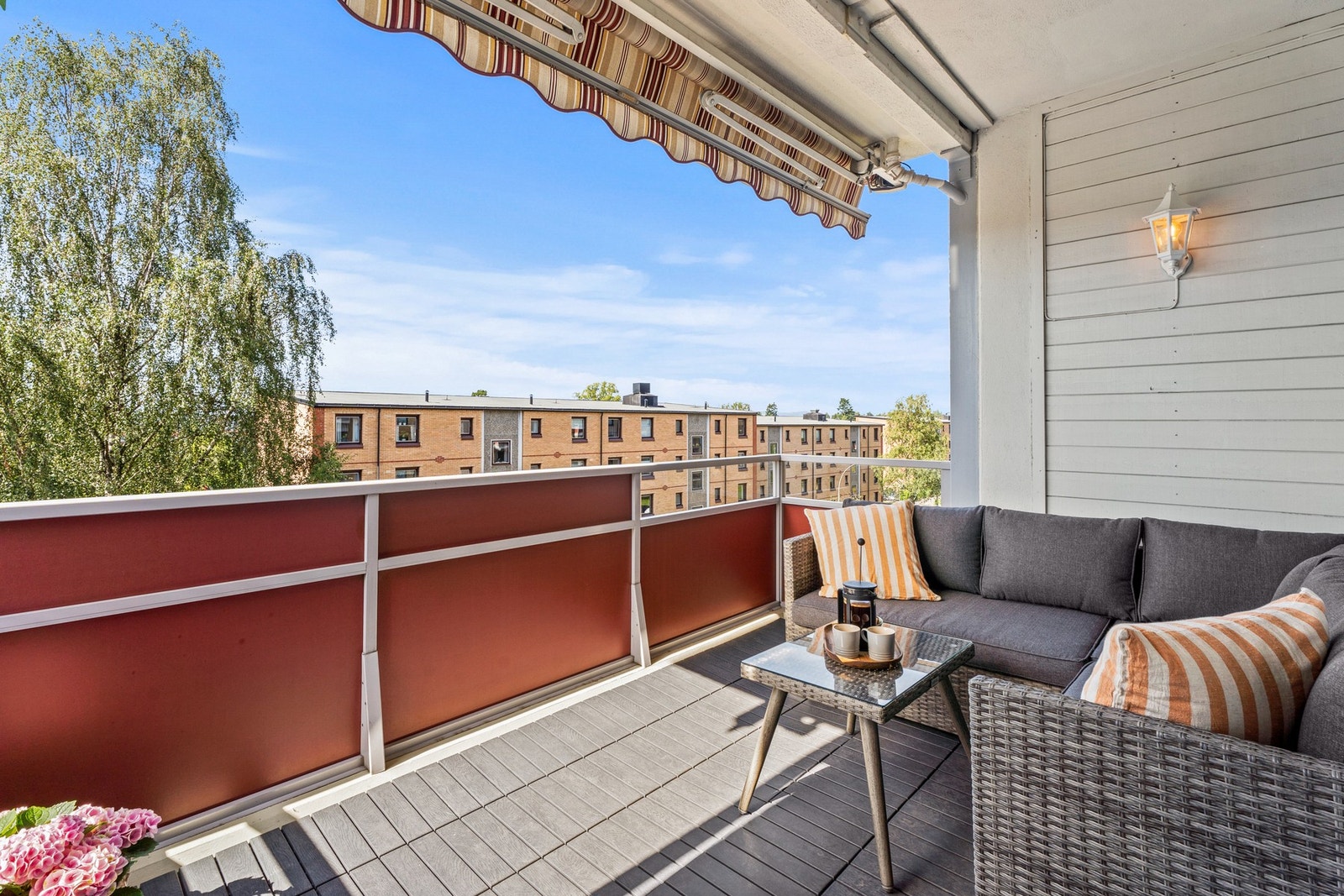 Dette er en lys og innflytningsklar 2-roms, beliggende idyllisk og sentralt på Ulsrud. Galleribilde