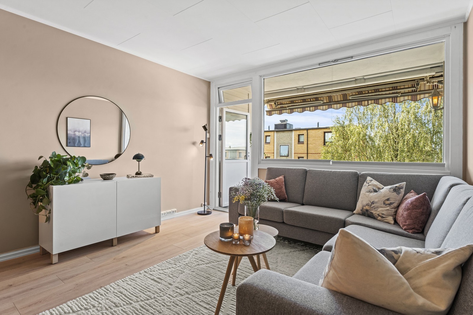 Innvendig holder leiligheten en god standard med pene overflater, oppusset i 2025. Galleribilde