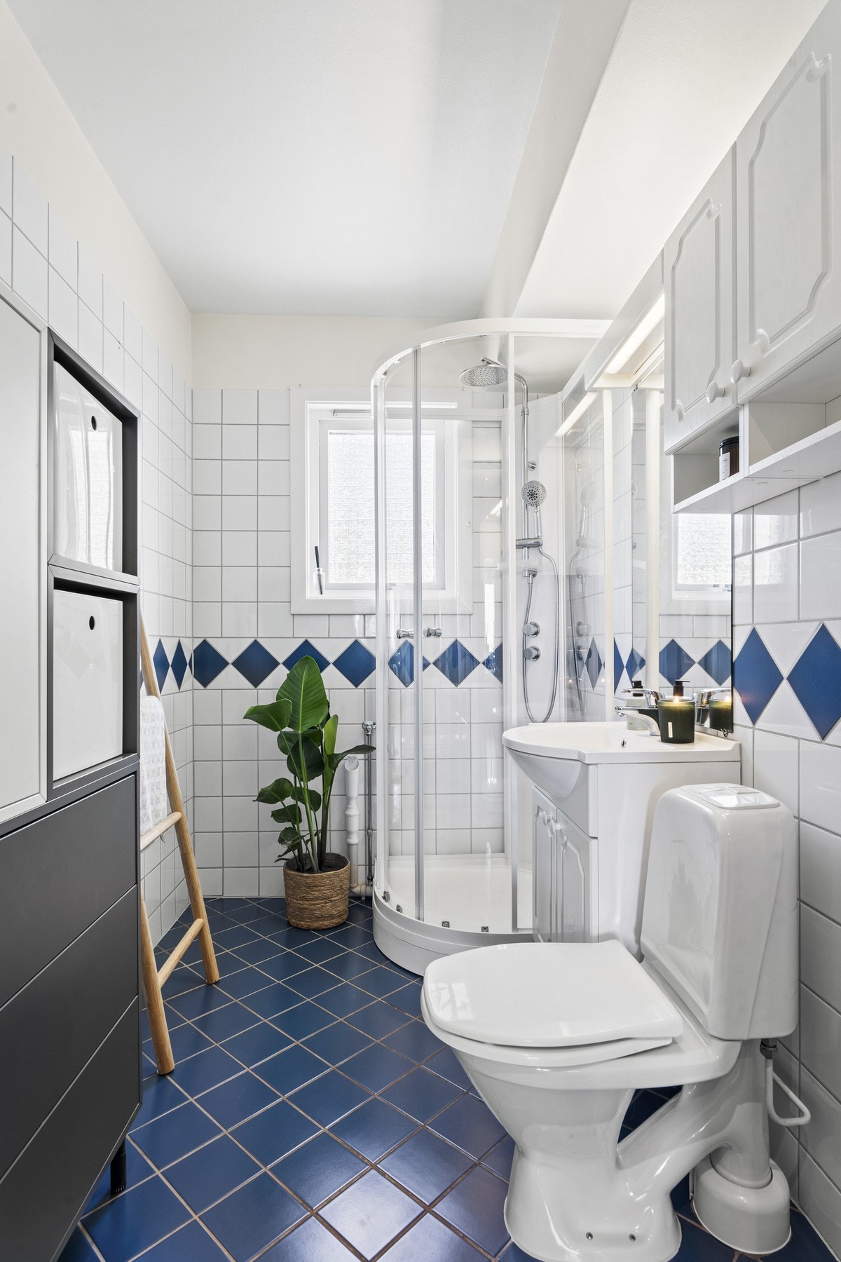 Eldre og pent flislagt baderom, opplyst å være fra 1997/98, i regi av borettslaget. Galleribilde